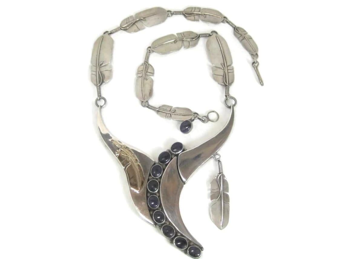 Native American Sugilite-Feder-Halskette Wilbert Cora Vandever im Zustand „Hervorragend“ im Angebot in Webster, SD