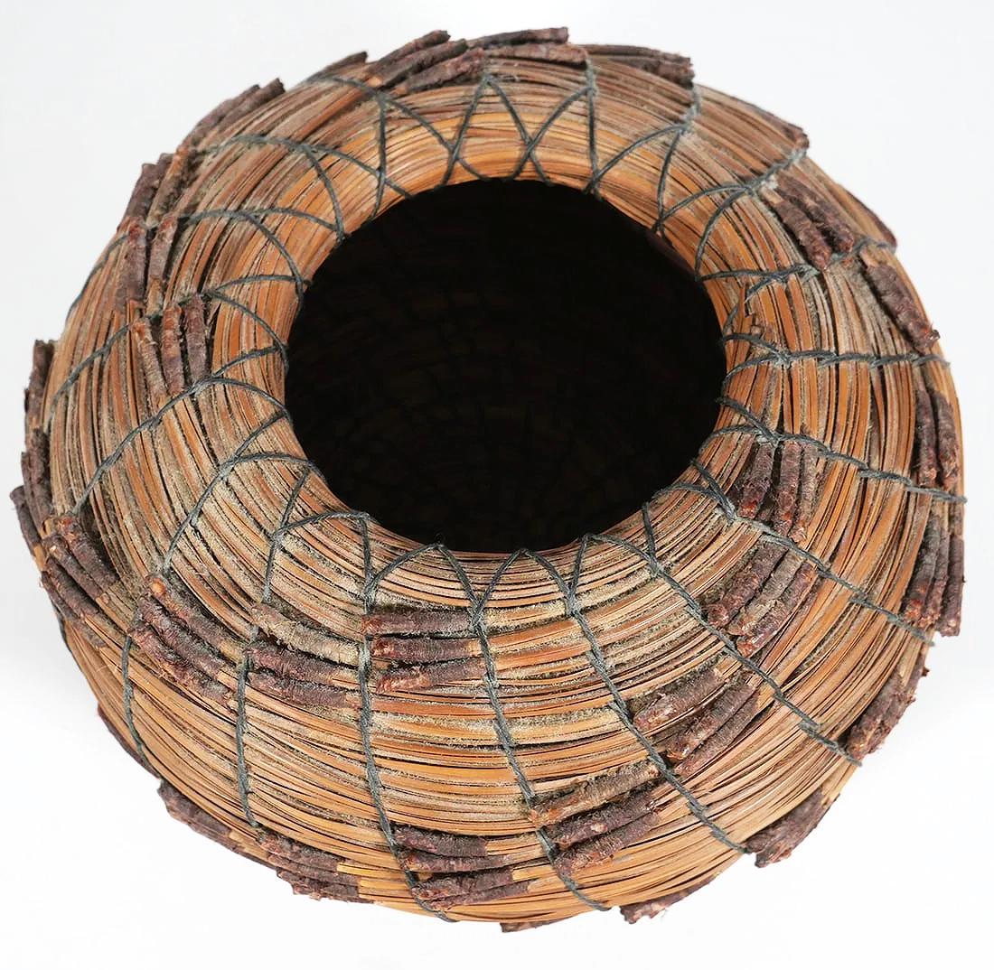 Panier à aiguilles en pin Torrey, Fran Kreynek, Attribué par Neil Prince

Nous proposons à la vente un panier à aiguilles en pin Torrey tissé de style amérindien, attribué à Fran Kreynek et Neil Prince. Il a une forme ronde en spirale avec un design