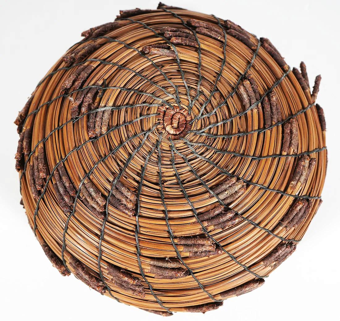 Amérindien Panier à aiguilles en pin Torrey, Fran Kreynek, Attribué par Neil Prince en vente