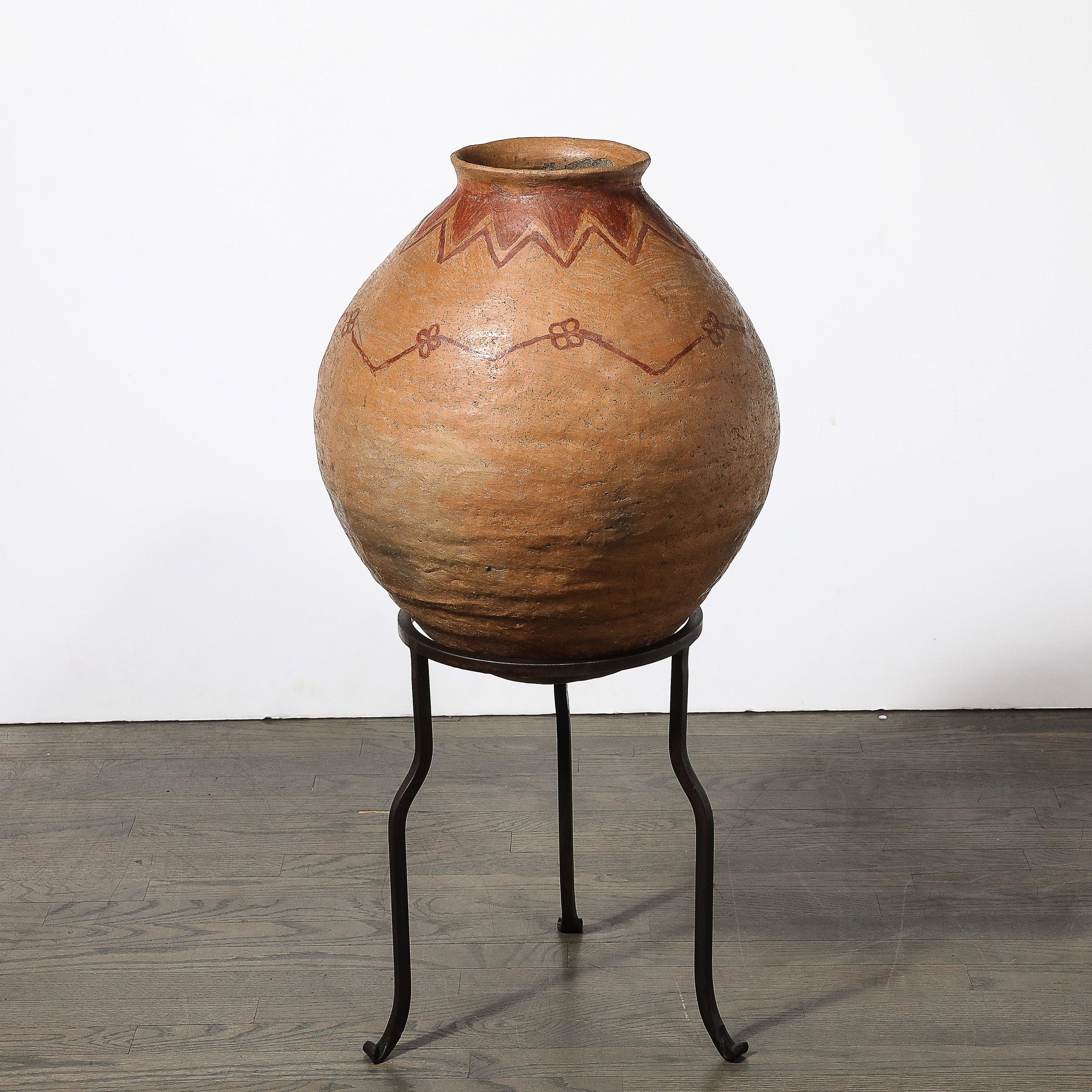 Vaso tribale nativo americano in terracotta all'ossido di ferro rosso su base in ferro battuto in vendita 4