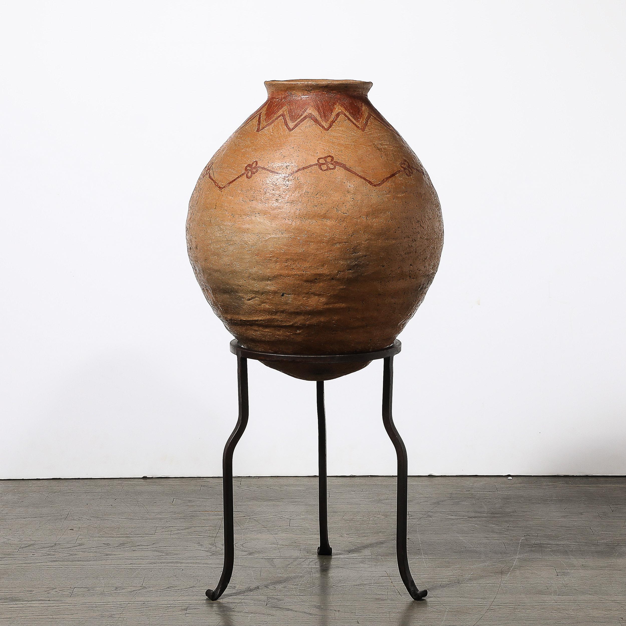 Vaso tribale nativo americano in terracotta all'ossido di ferro rosso su base in ferro battuto in vendita 5