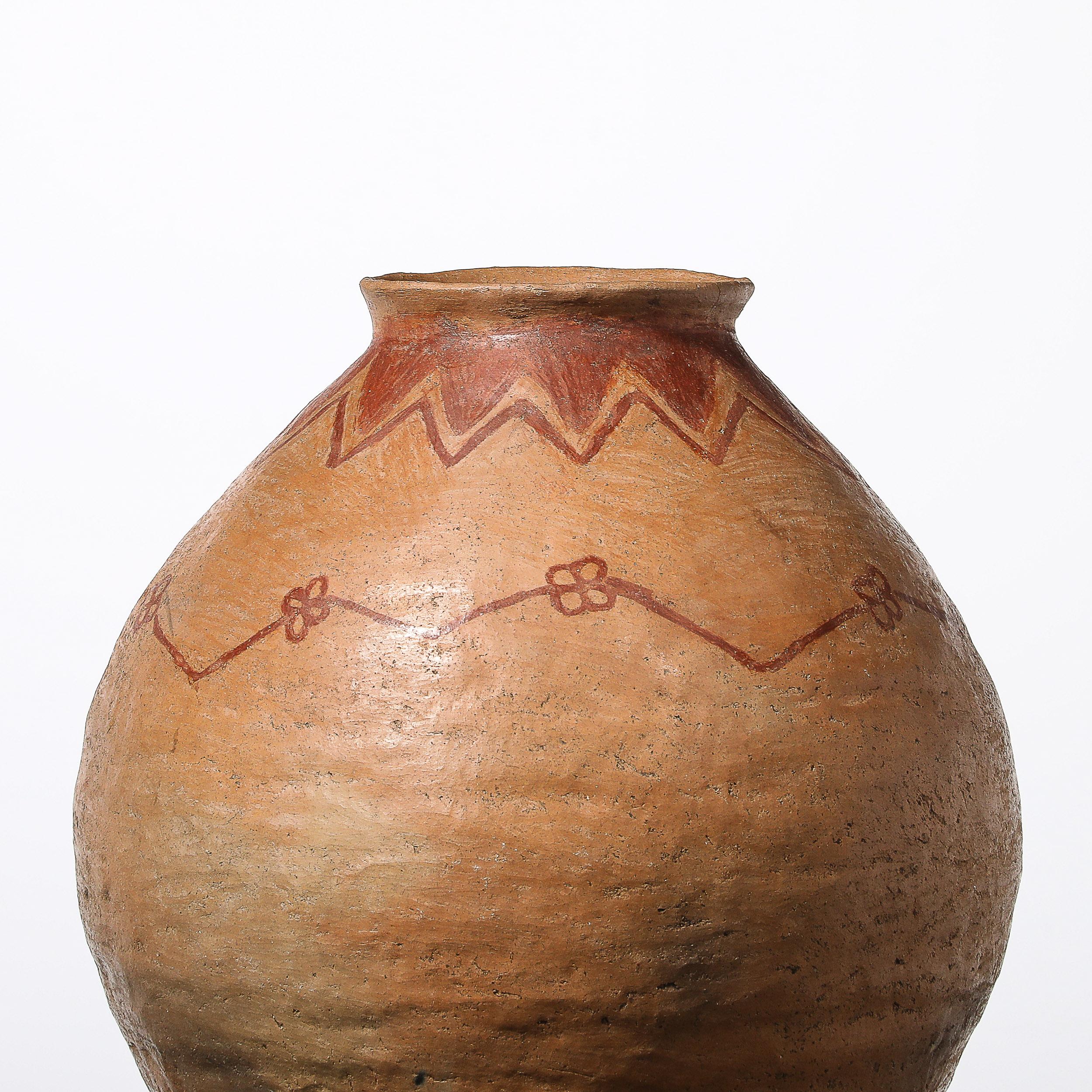 Vaso tribale nativo americano in terracotta all'ossido di ferro rosso su base in ferro battuto in vendita 6