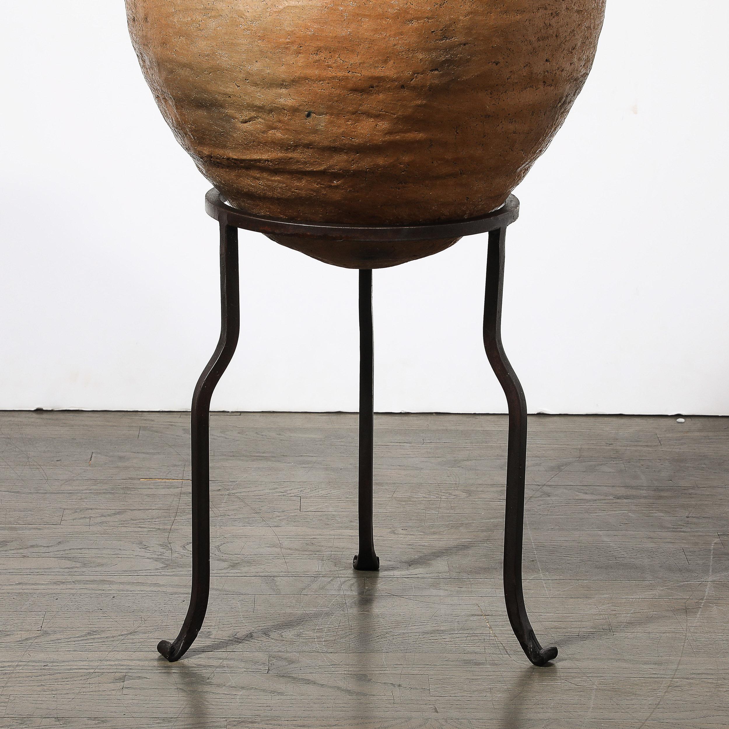 Vaso tribale nativo americano in terracotta all'ossido di ferro rosso su base in ferro battuto in vendita 7