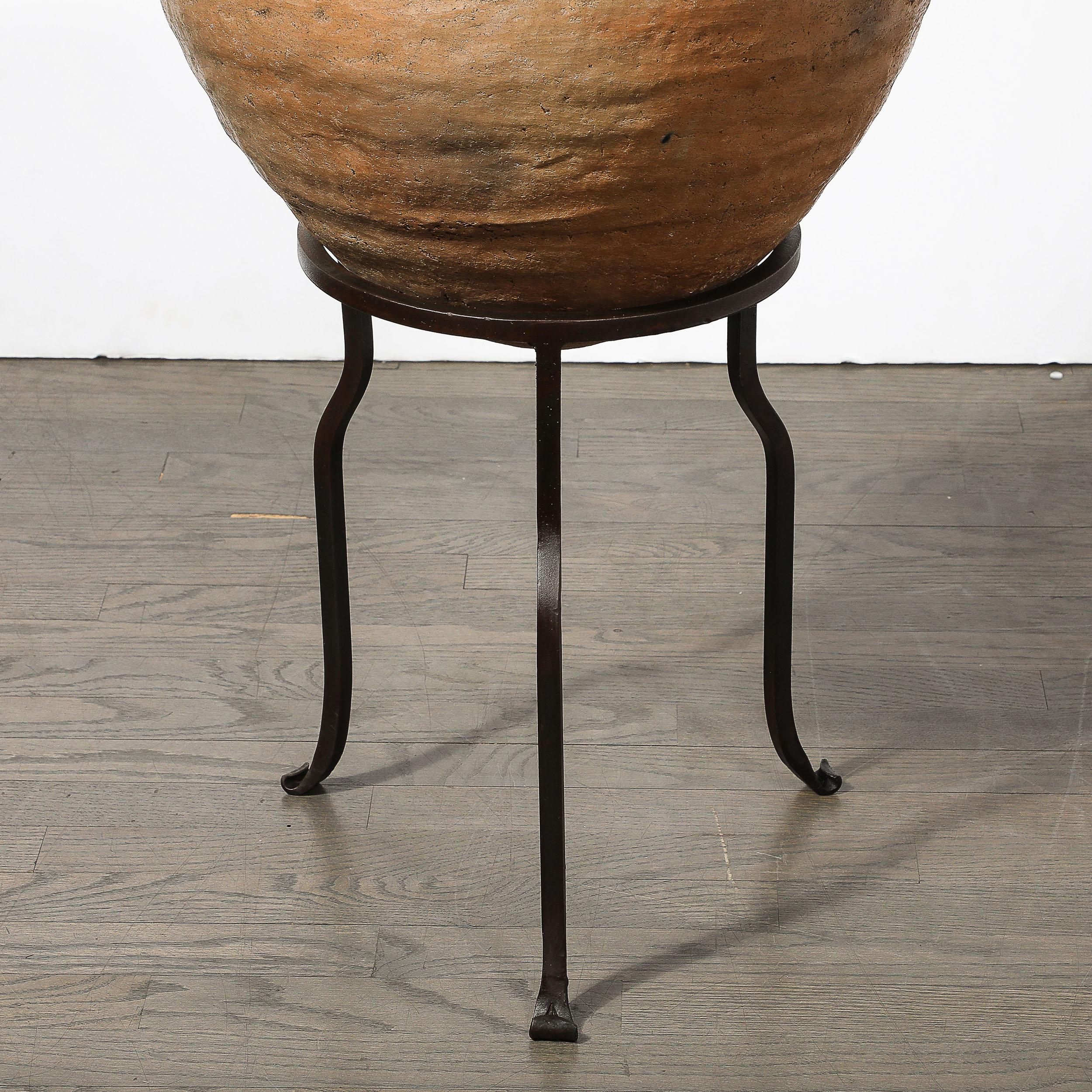 Americano Vaso tribale nativo americano in terracotta all'ossido di ferro rosso su base in ferro battuto in vendita