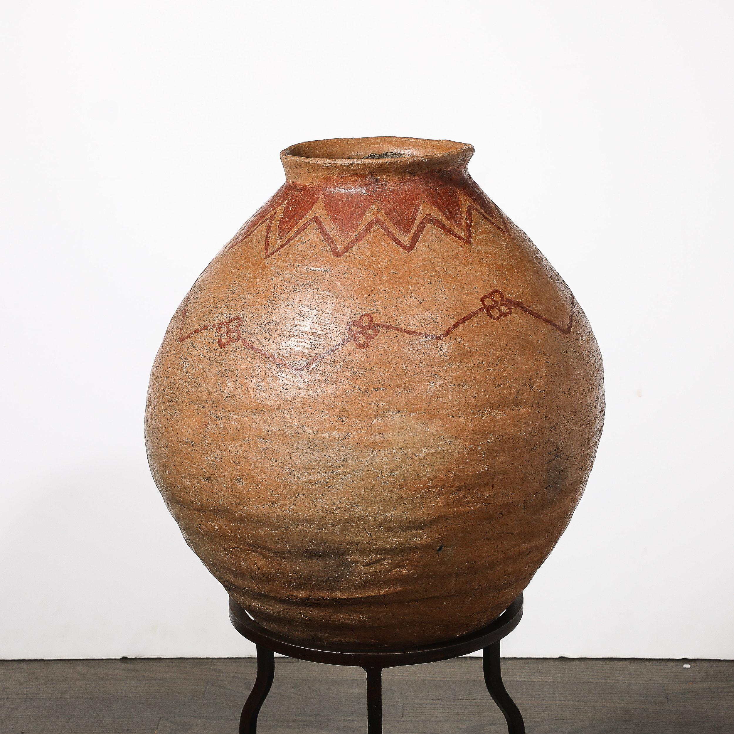 Vaso tribale nativo americano in terracotta all'ossido di ferro rosso su base in ferro battuto In condizioni ottime in vendita a New York, NY