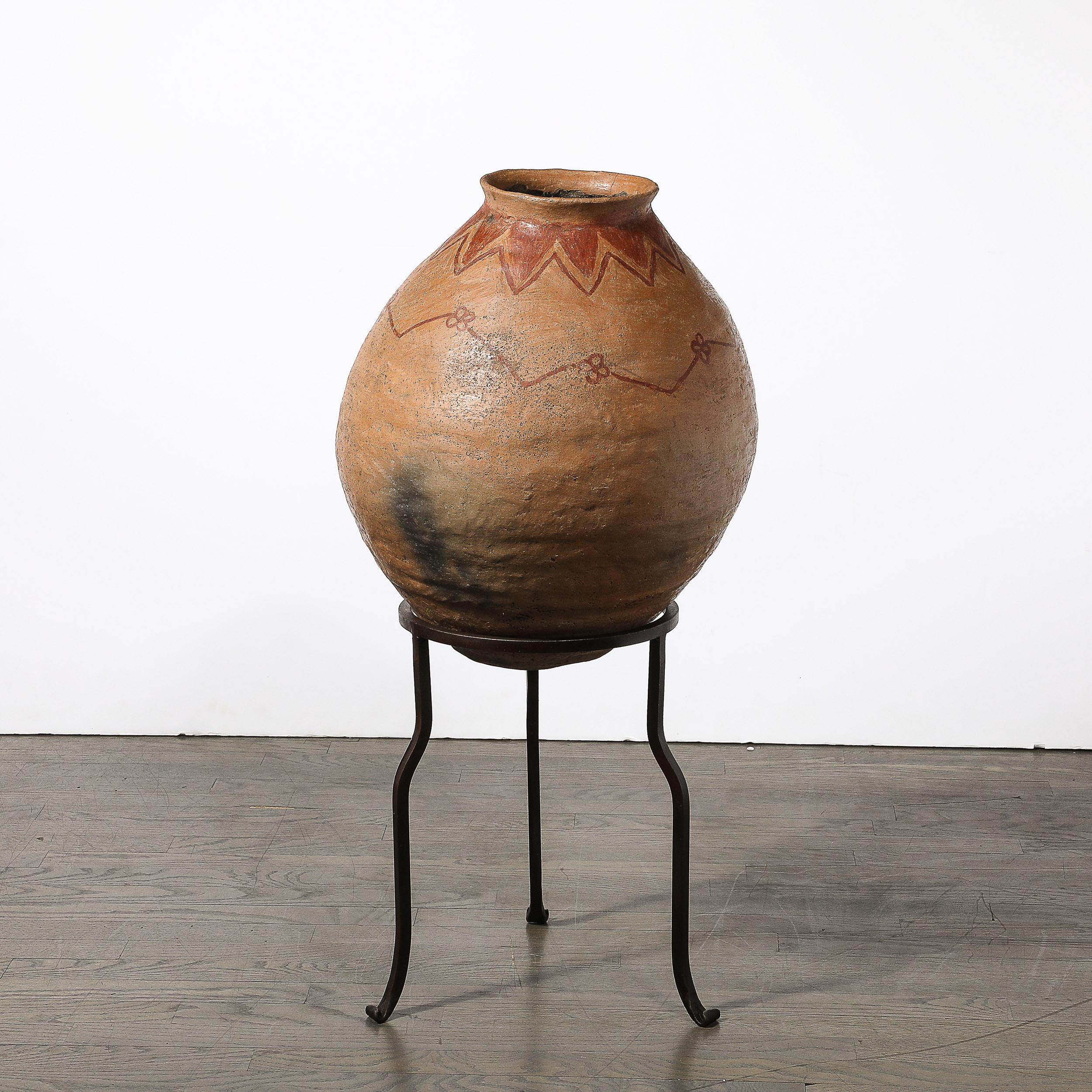 XX secolo Vaso tribale nativo americano in terracotta all'ossido di ferro rosso su base in ferro battuto in vendita