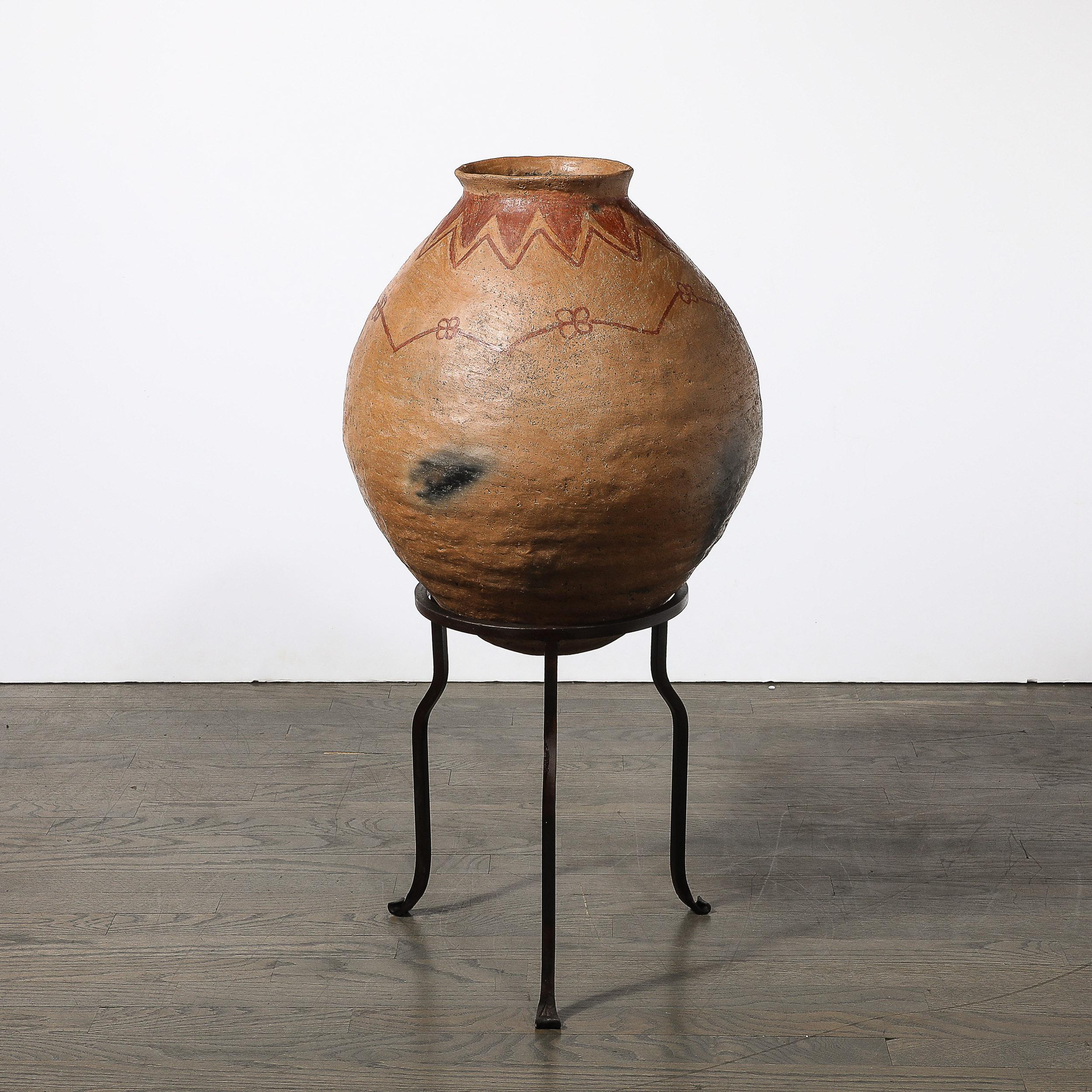 Terracotta Vaso tribale nativo americano in terracotta all'ossido di ferro rosso su base in ferro battuto in vendita