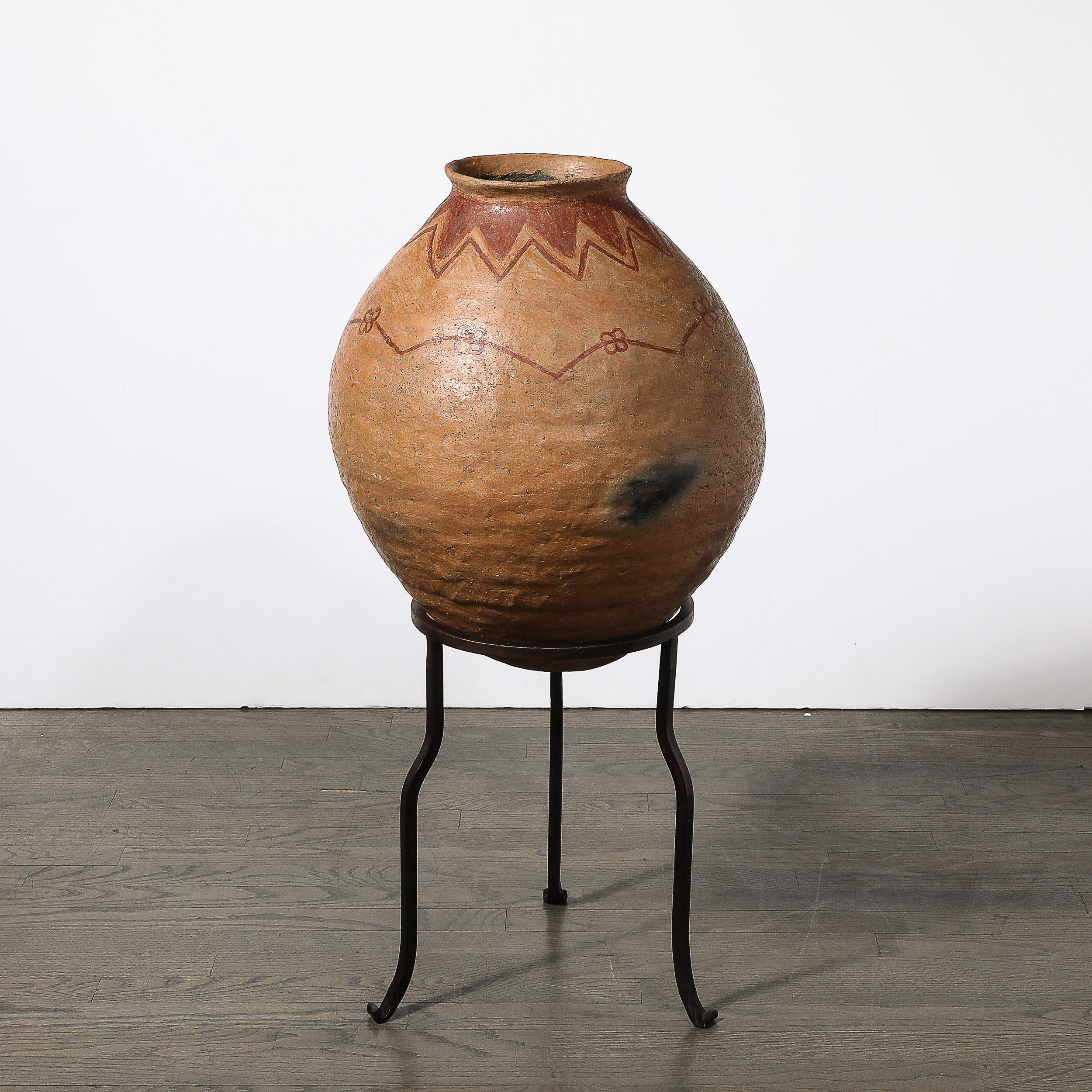 Vaso tribale nativo americano in terracotta all'ossido di ferro rosso su base in ferro battuto in vendita 1