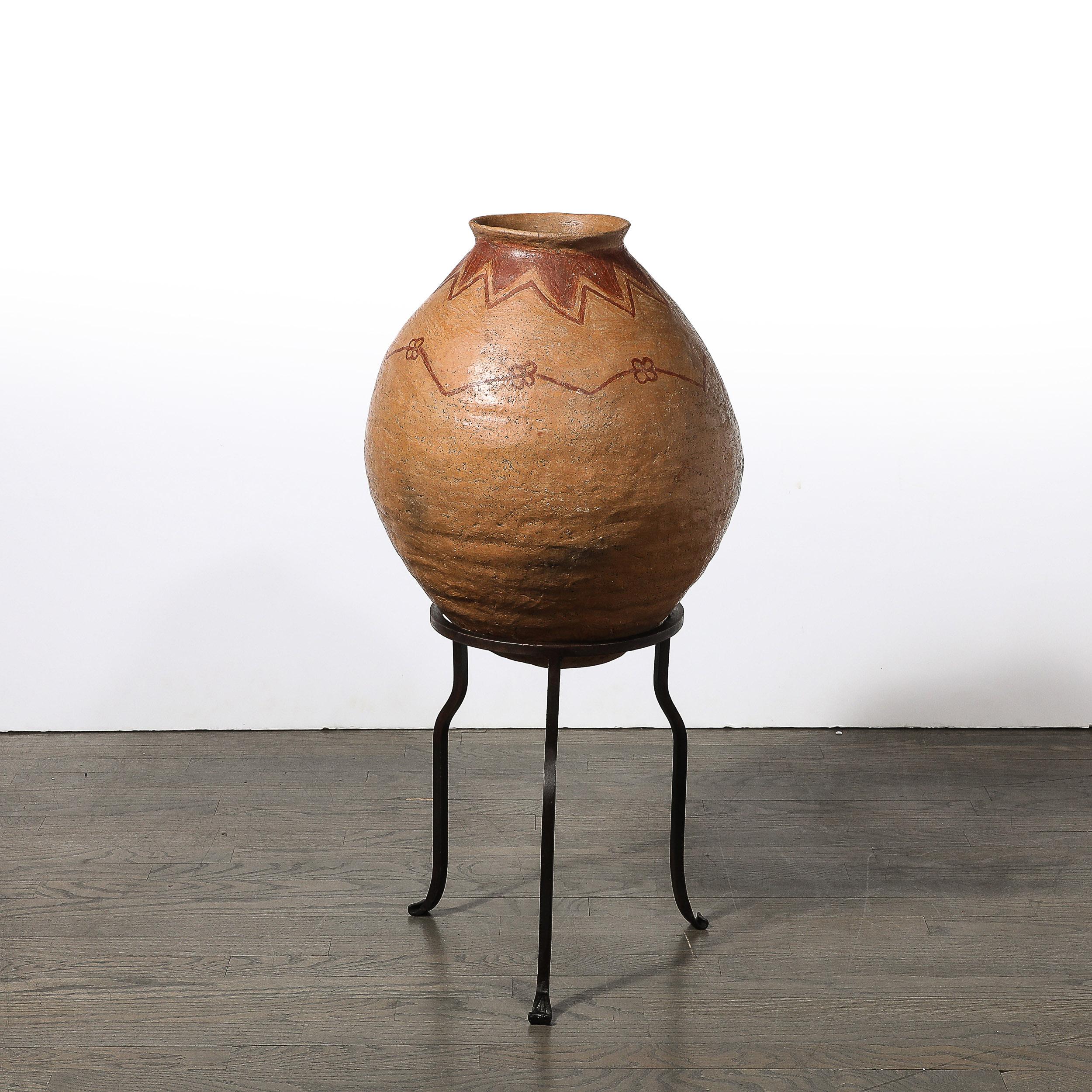 Vaso tribale nativo americano in terracotta all'ossido di ferro rosso su base in ferro battuto in vendita 2