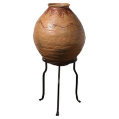 Vase tribal amérindien en fer rouge terre cuite sur base en fer forgé