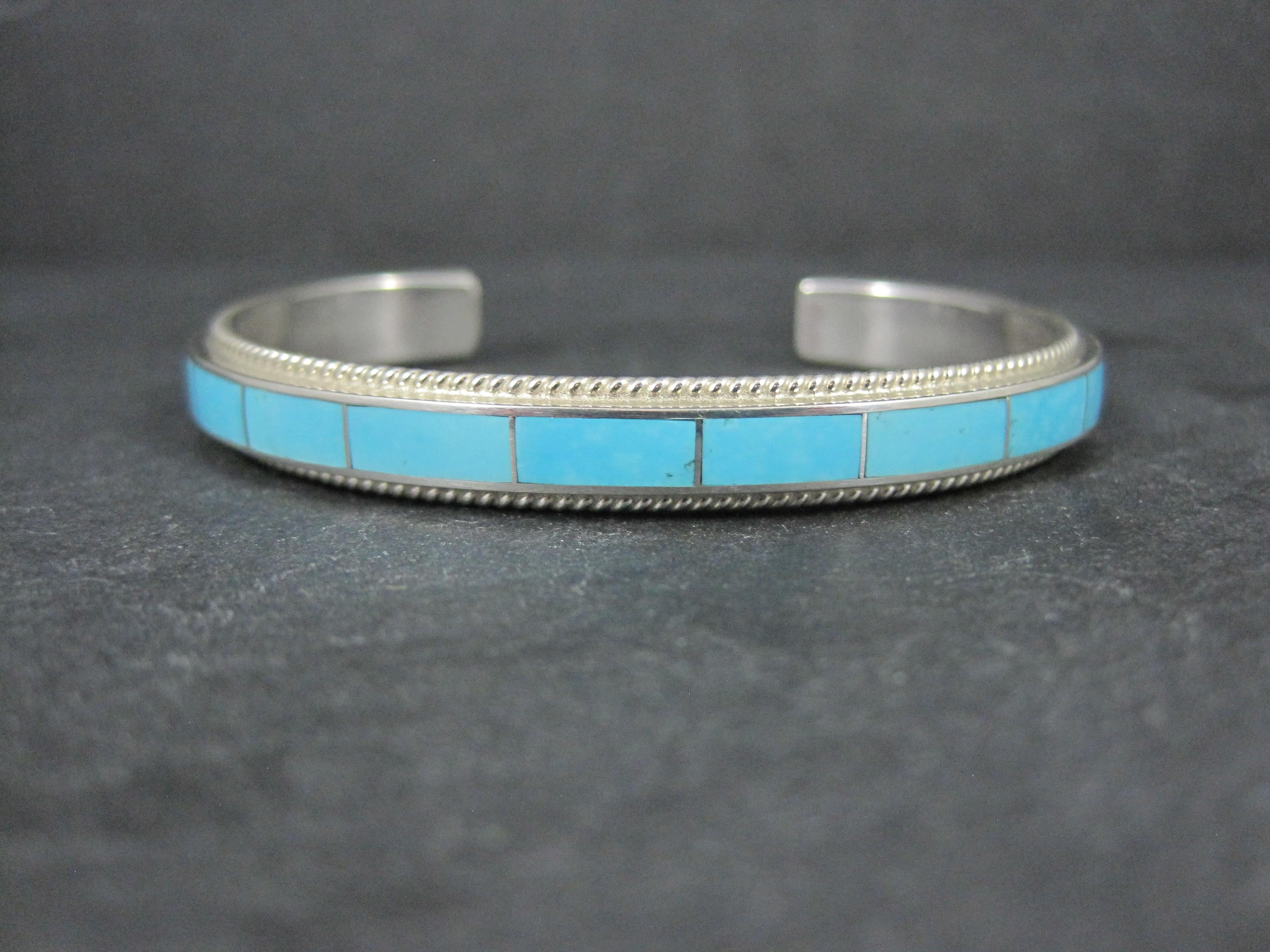 Dieses wunderschöne, klassische Manschettenarmband der amerikanischen Ureinwohner besteht aus Sterlingsilber mit echtem Türkis als Einlage.
Es ist eine Kreation des Zuni-Silberschmieds Ricky Booqua.
Dieses Armband misst 5/16 eines Zolls breit.
Er