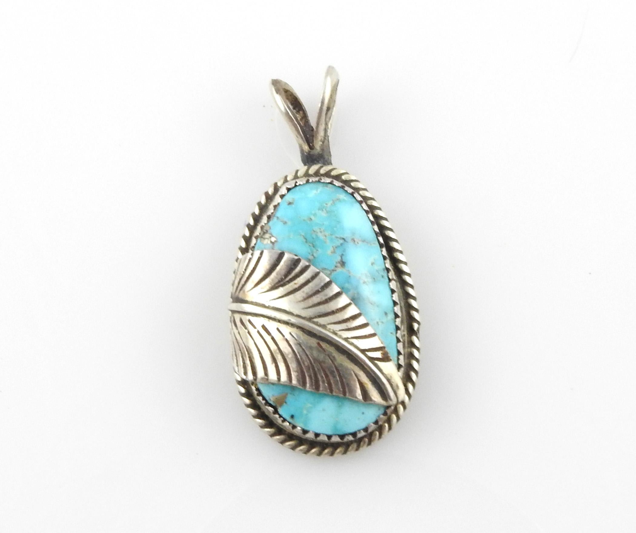Ciondolo in argento con turchese dei nativi americani

Marcato: N Sterling A

Misure:

1 5/8
