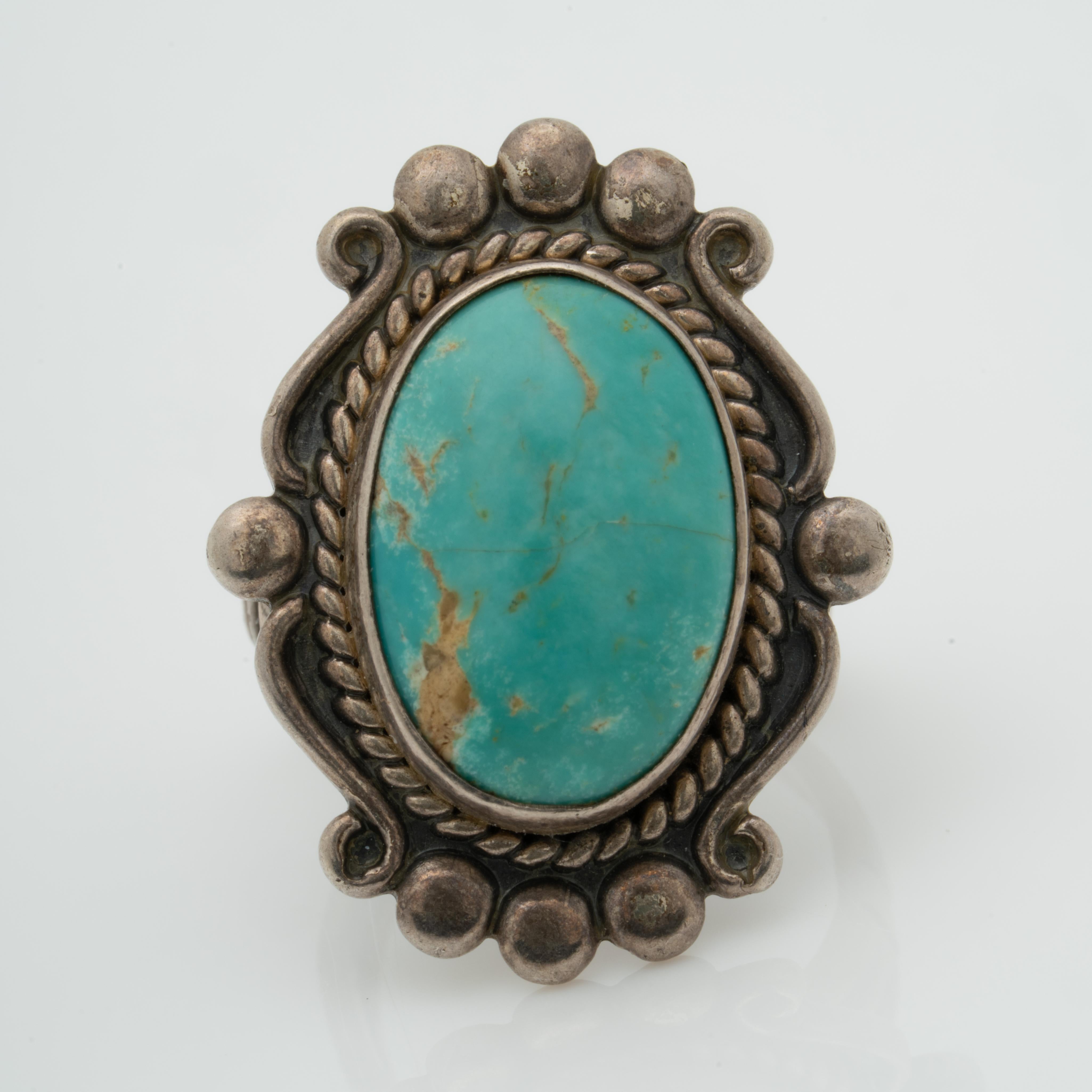 Türkisfarbener Vintage-Ring der amerikanischen Ureinwohner, ca. 1960er Jahre

Größe 5 - in der Größe angepasst
7,5 Gramm
26 mm x 20,5 mm
Unterzeichnet



