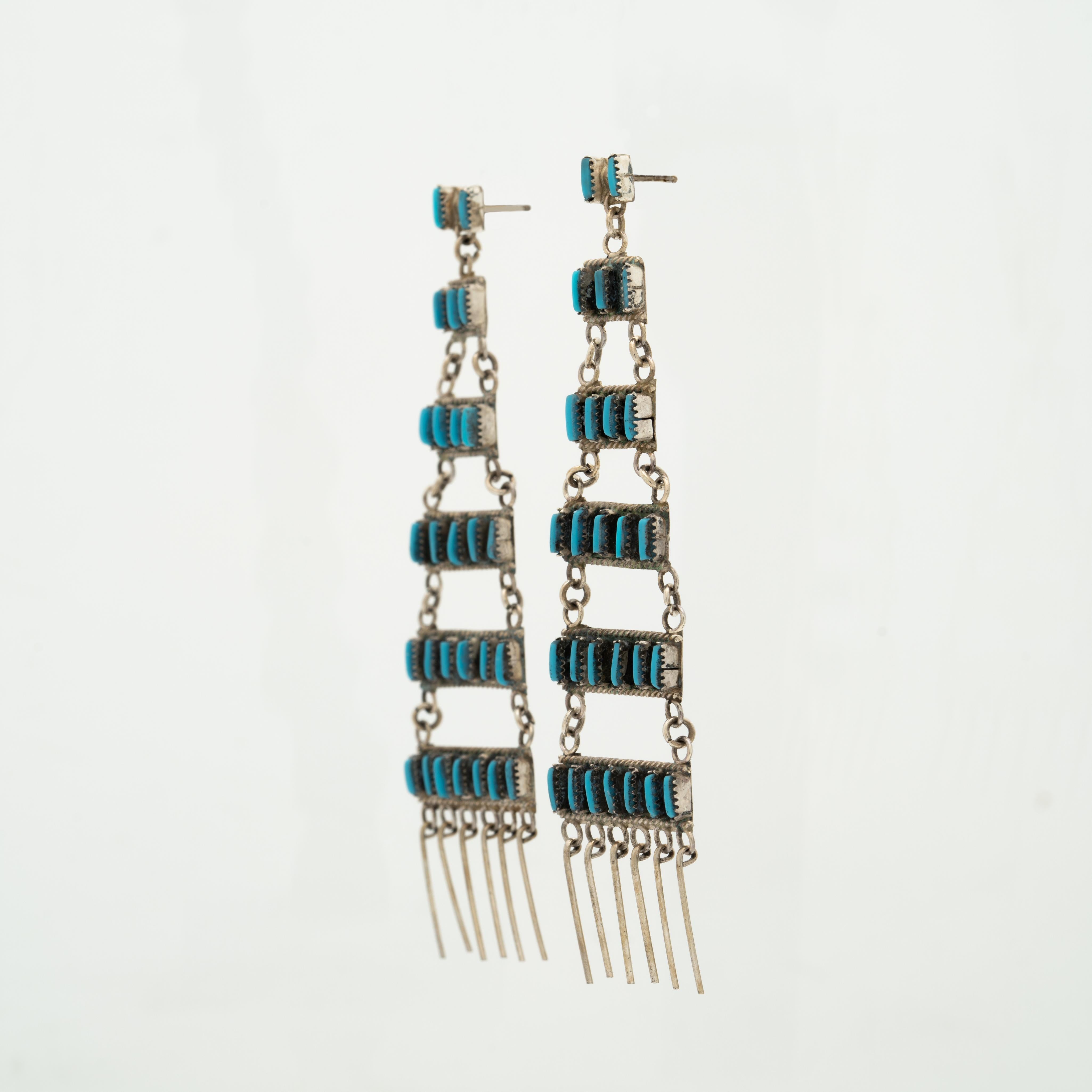 Native American Vintage Zuni Sterlingsilber und Türkis Fransen lange Kronleuchter-Ohrringe ca. 1970er Jahre

Länge und Breite: 99,4 mm x 25 mm
Gesamtgewicht pro Ohrring: 6,1 Gramm

c.1970's
