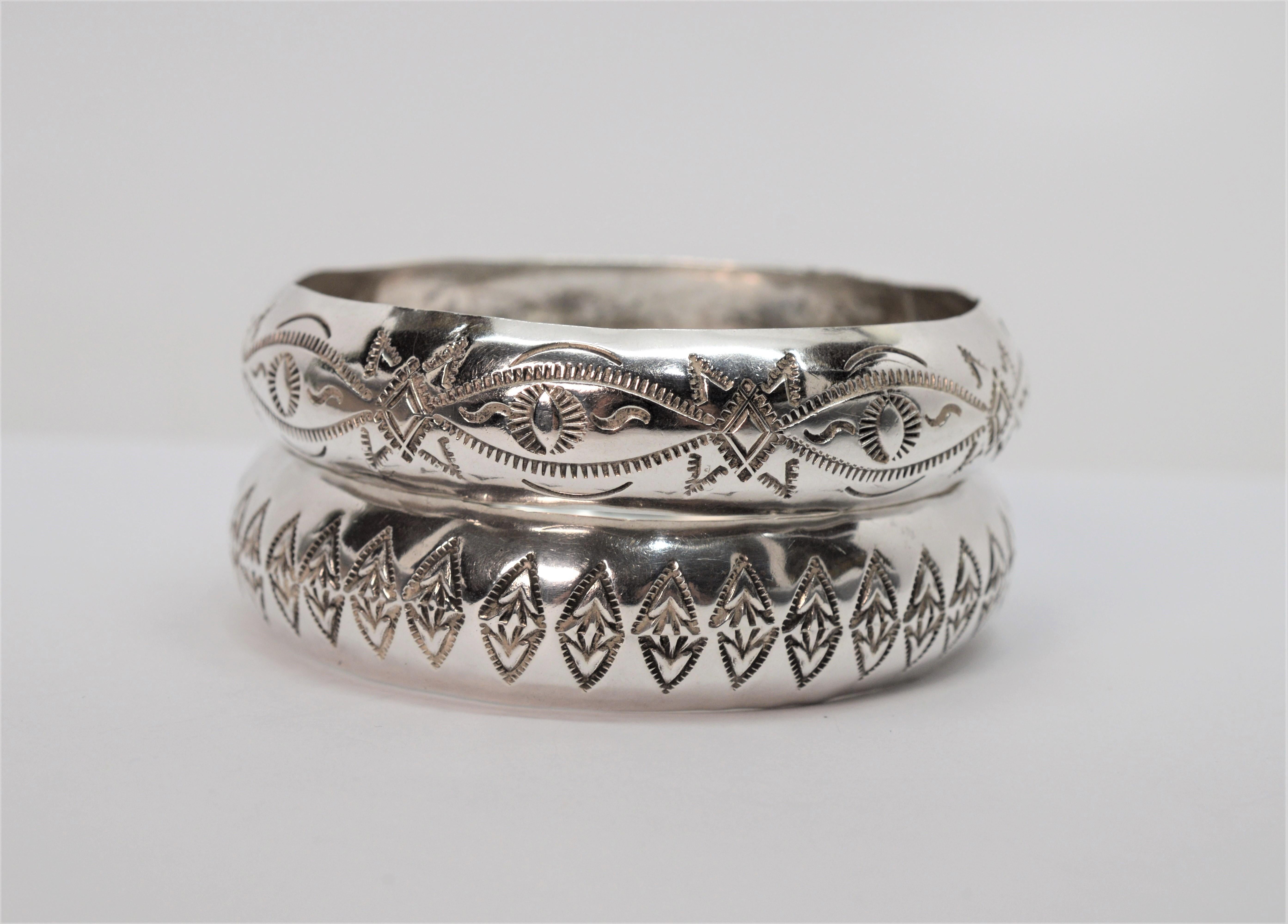 Die rustikal gefertigten Armbänder aus Sterlingsilber des indianischen Silberschmieds Wilbur Tracy haben eine gewölbte Form, die diesen Silberaccessoires eine gewisse Kühnheit verleiht.  Kunstvoll von Hand gestempelt mit einem sich wiederholenden