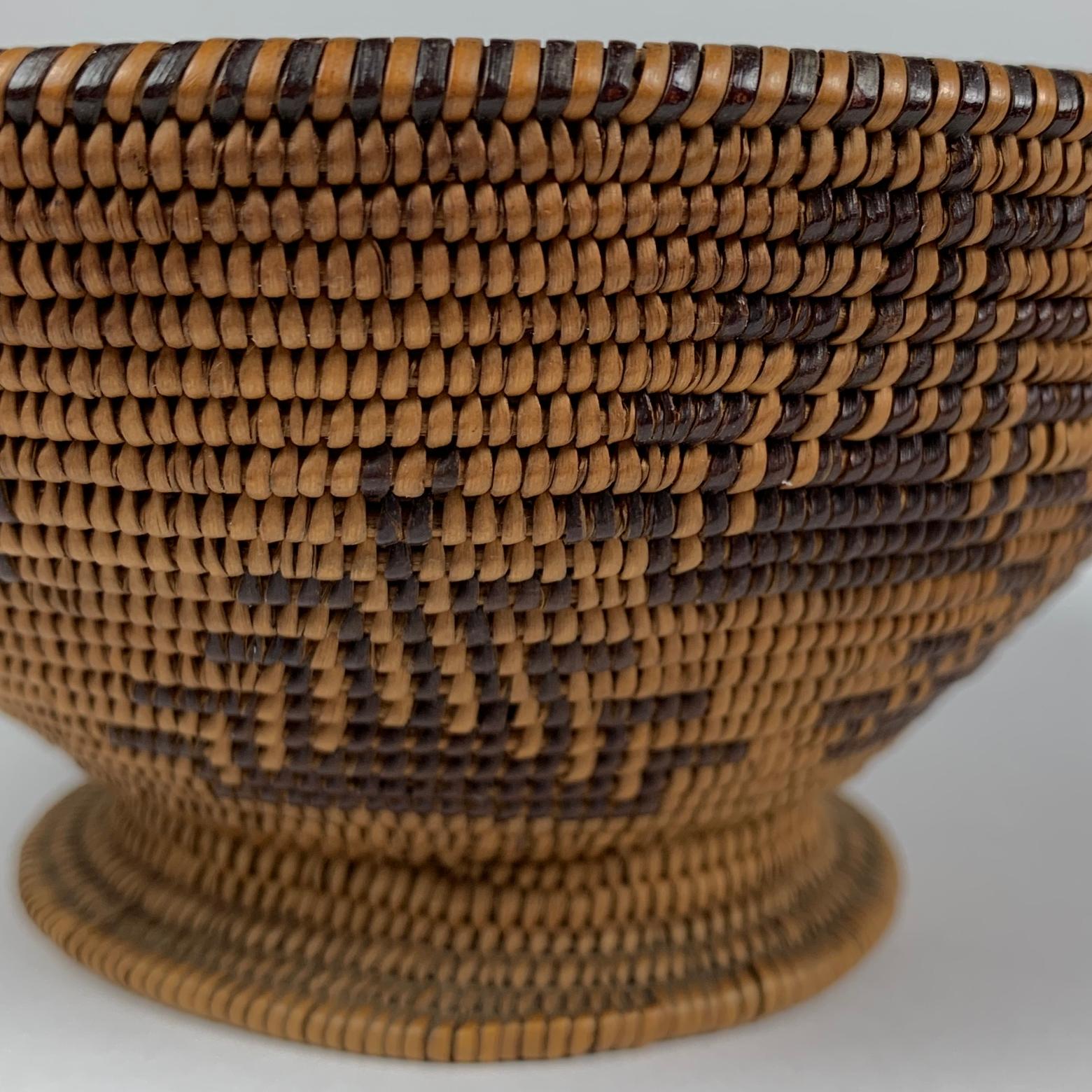 Native American woven bowl form basket
Size: 2 1/2 inches (height) 
5 inches (diameter)

AE7191.