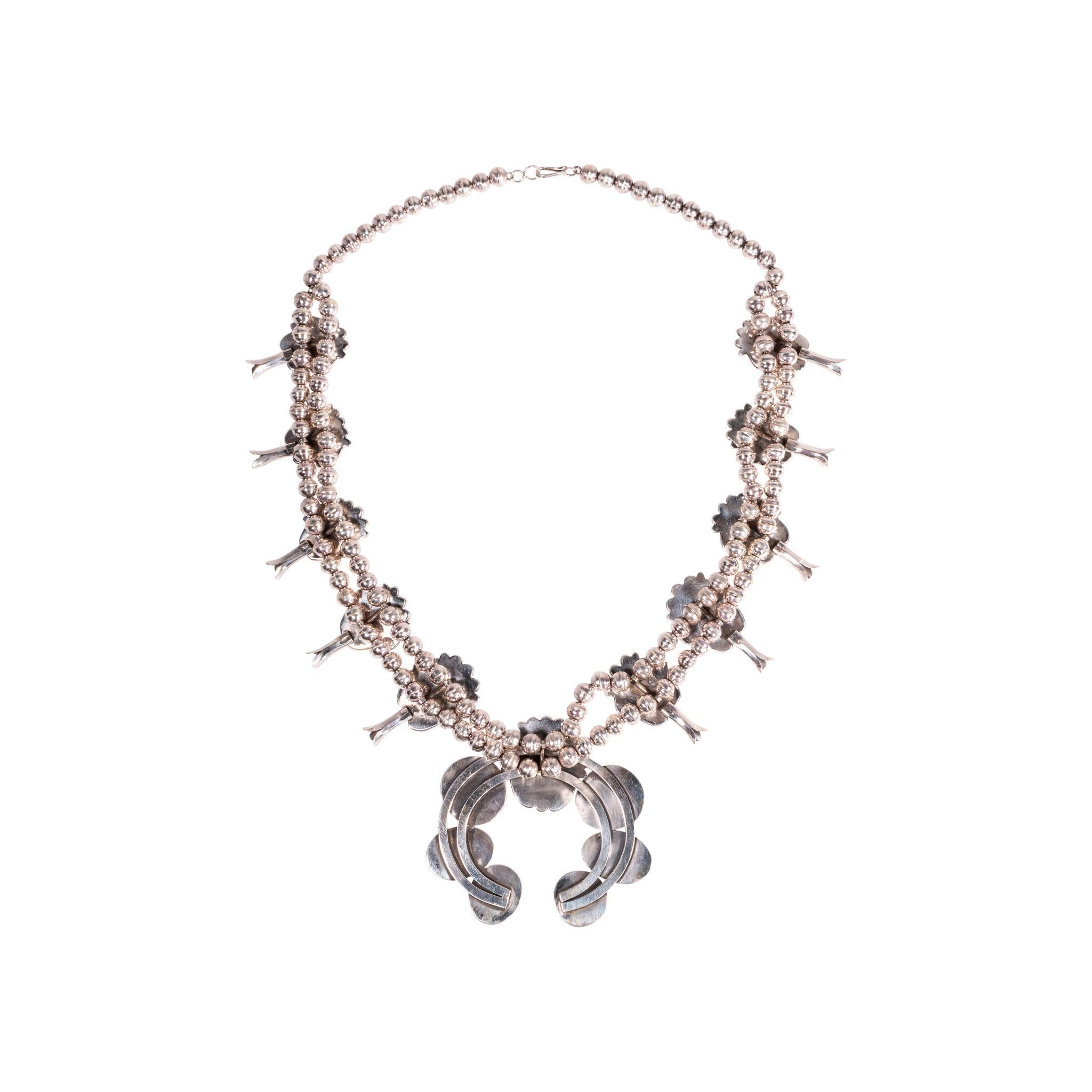Nativo americano Collana con turchese nativo di Bisbee e fiori di zucca in argento sterling in vendita