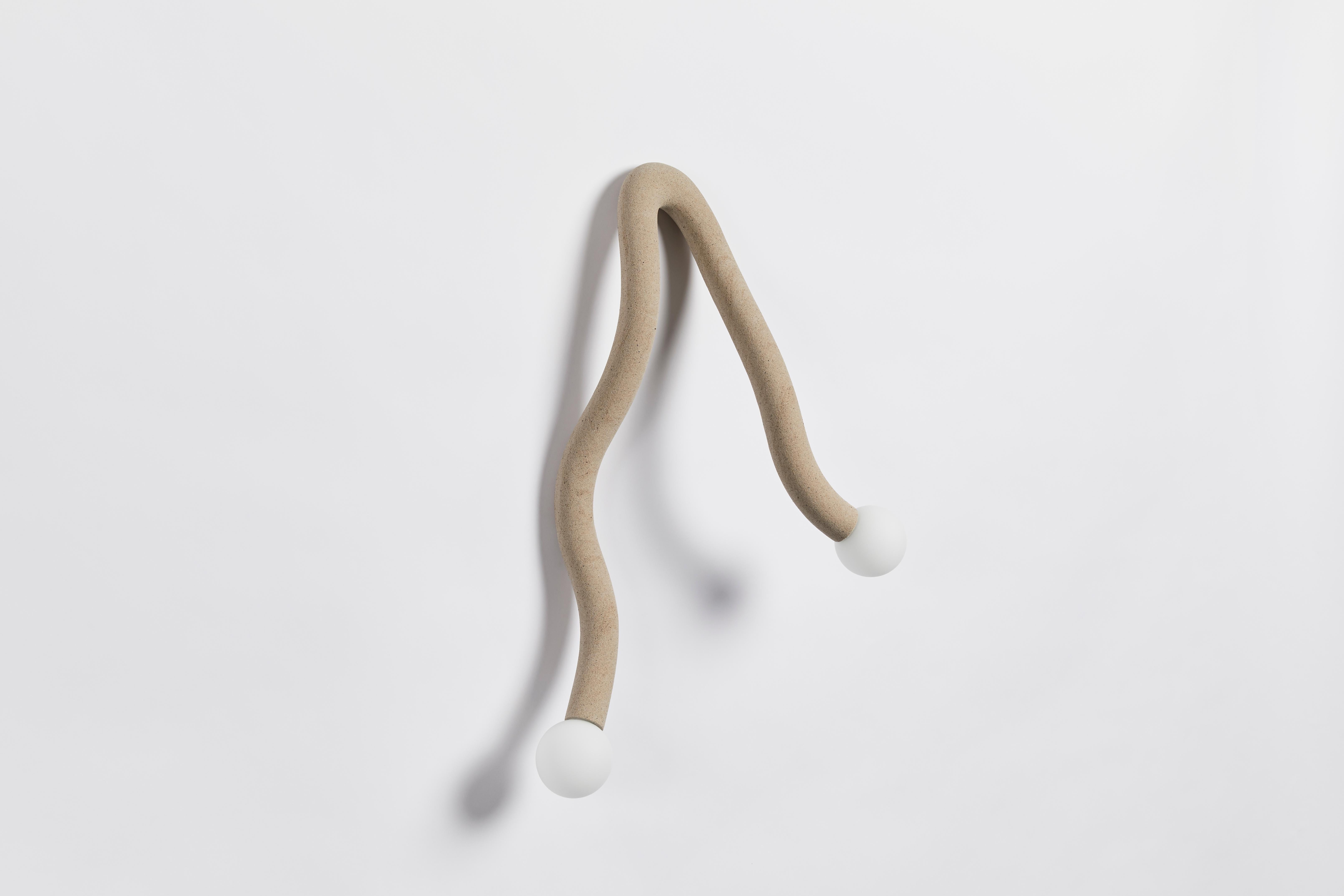 Lampadaire autochtone 08 par HWE
Édition limitée
Matériaux : Poudre de nylon 3D SLS usagée, sable provenant de sources durables.
Dimensions : L 49 x l 23 x H 75 cm 

Toutes nos lampes peuvent être câblées en fonction de chaque pays. Si elle est
