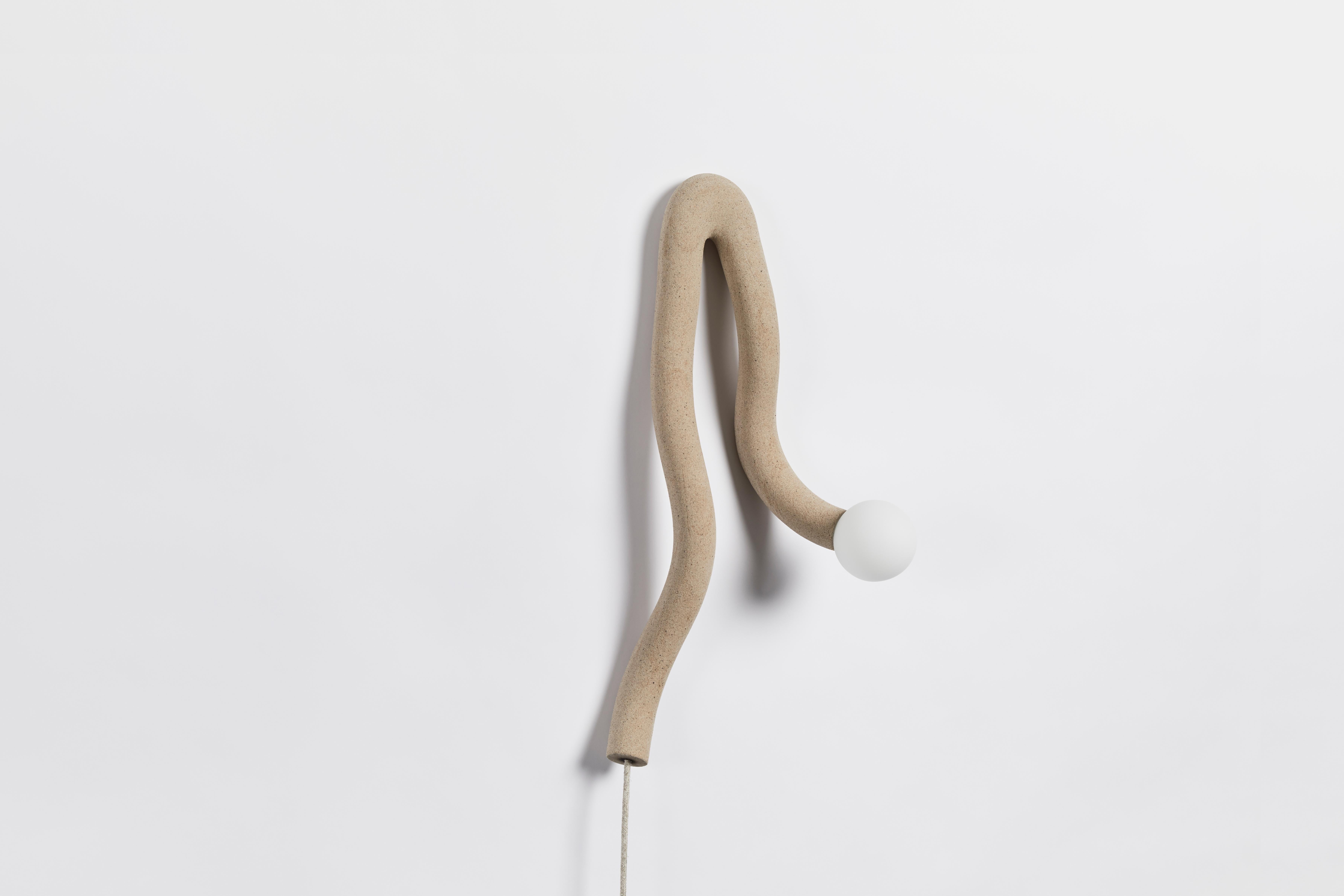 Applique murale Native 10 en édition limitée en sable et nylon par Hot Wire Extensions
Edition limitée
Matériaux : Poudre de nylon 3D SLS usagée, sable provenant de sources durables
Dimensions : L 34 x L 18 x H 66 cm 

Toutes nos lampes peuvent être