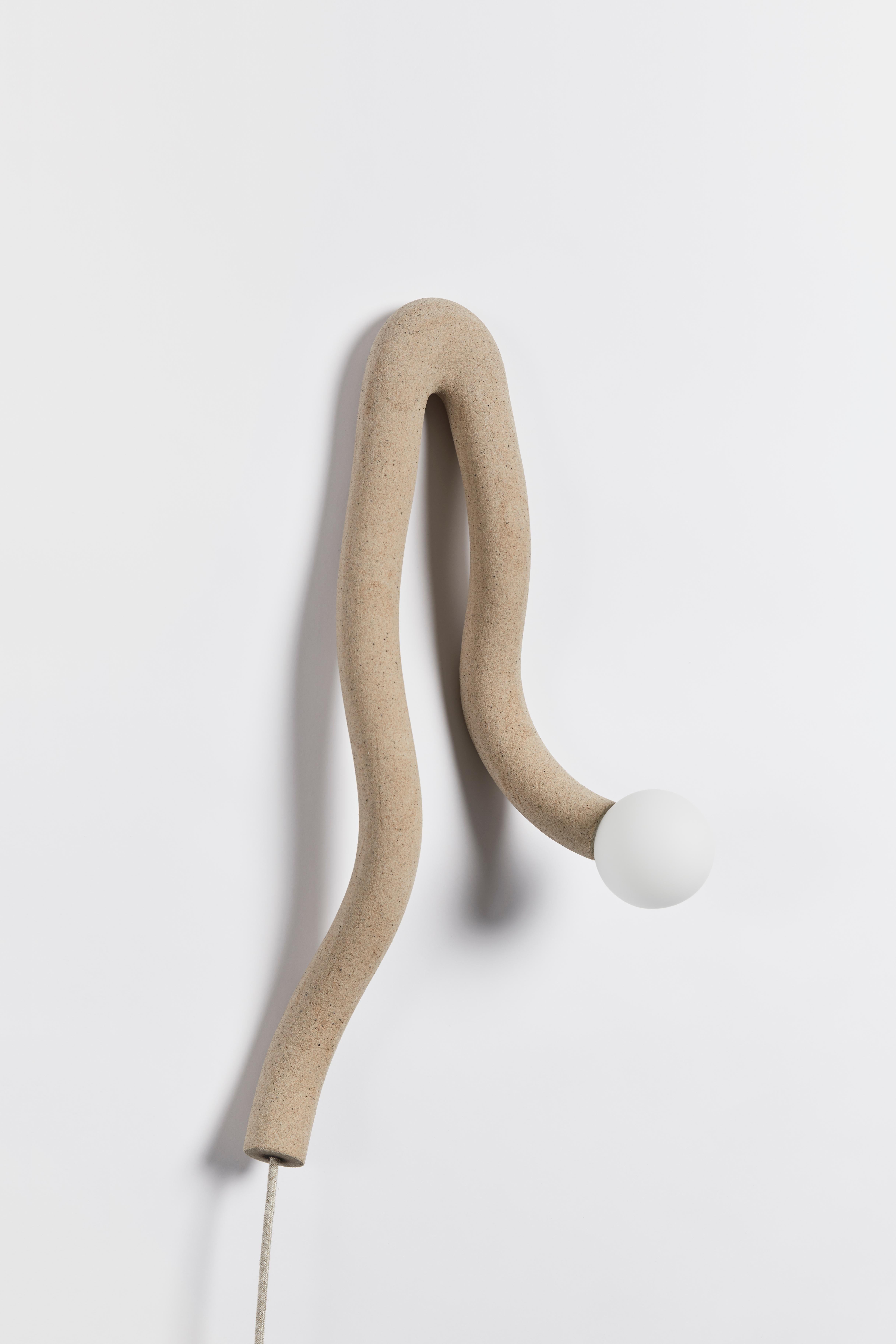 Moderne Applique murale Native 10 en édition limitée en sable et nylon par Hot Wire Extensions en vente