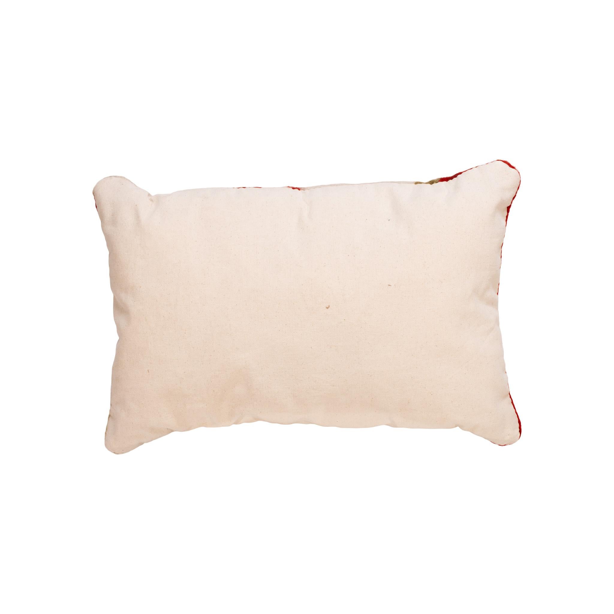 Almohada transicional nativa de la logia. Almohada hecha a mano con la parte delantera de tejido navajo de transición de 1880. Respaldado con lona. Con colores naturales teñidos de crema, rojo, marrón y verde.

Propiedad y gestión familiar
La