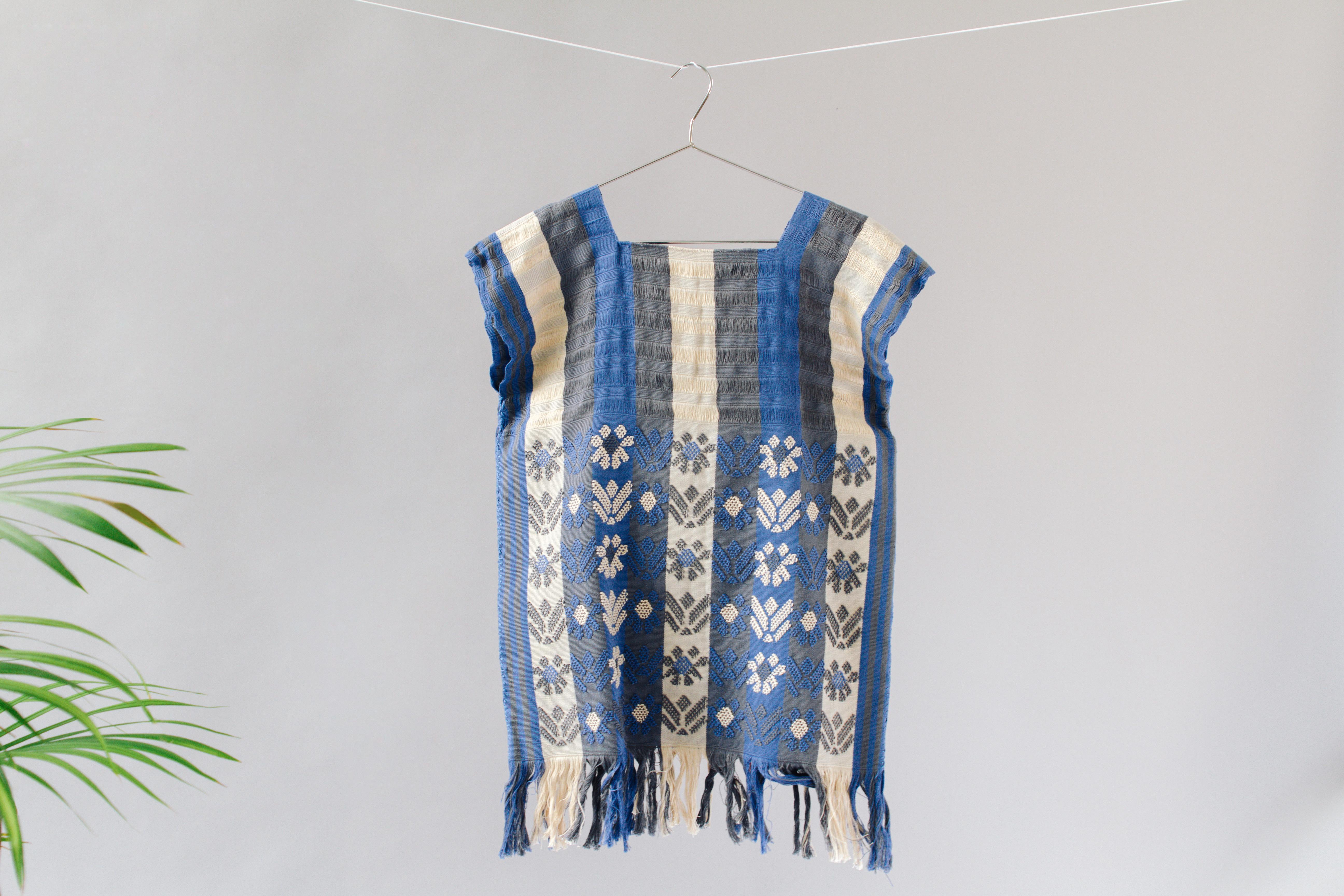 Native mexikanische Chiapas gewebte Bluse für wandhängende Dekoration in Huipilblau (Indigene Kunst (Nord-/Südamerika)) im Angebot