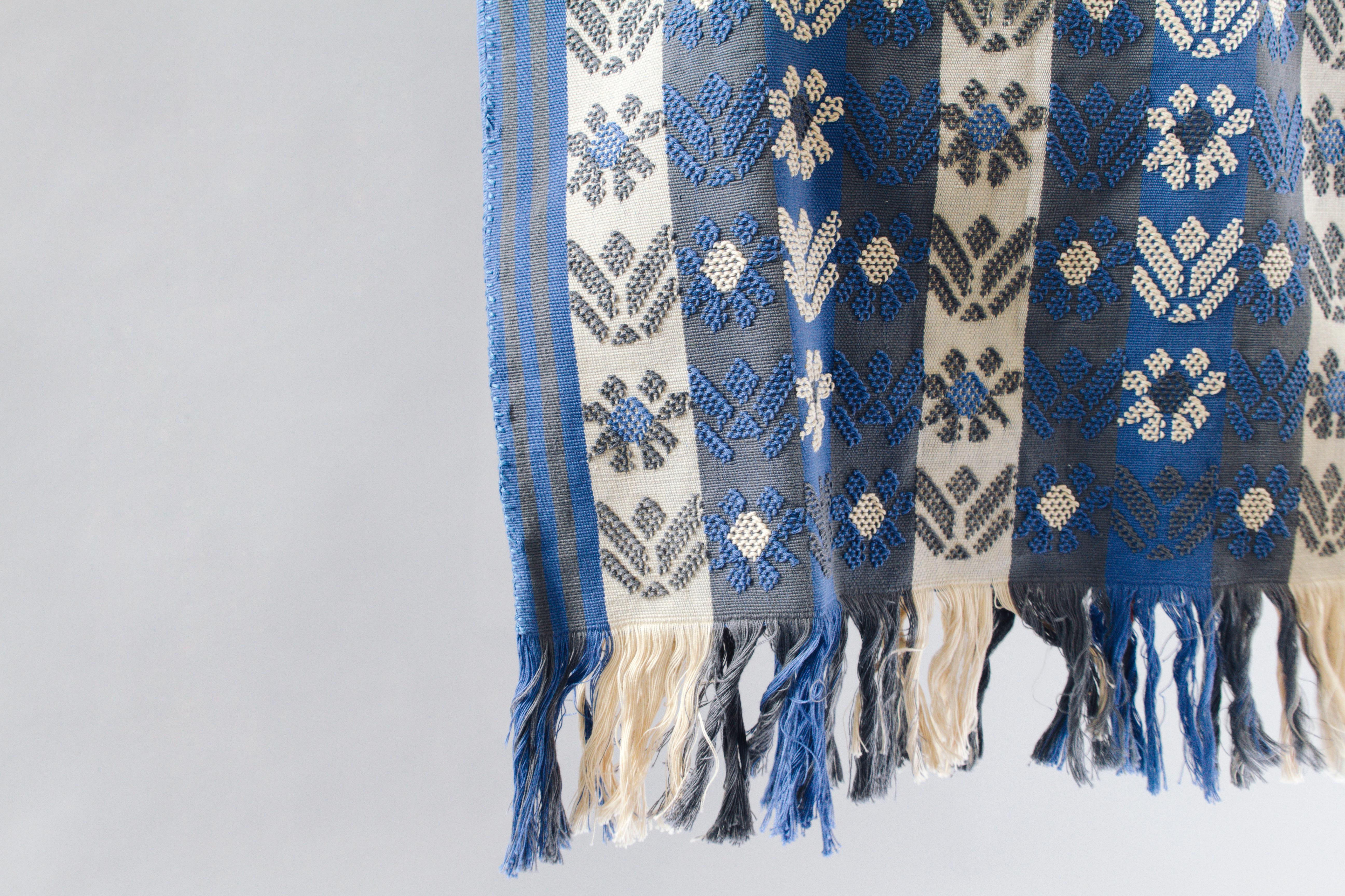 Native mexikanische Chiapas gewebte Bluse für wandhängende Dekoration in Huipilblau (Mexikanisch) im Angebot