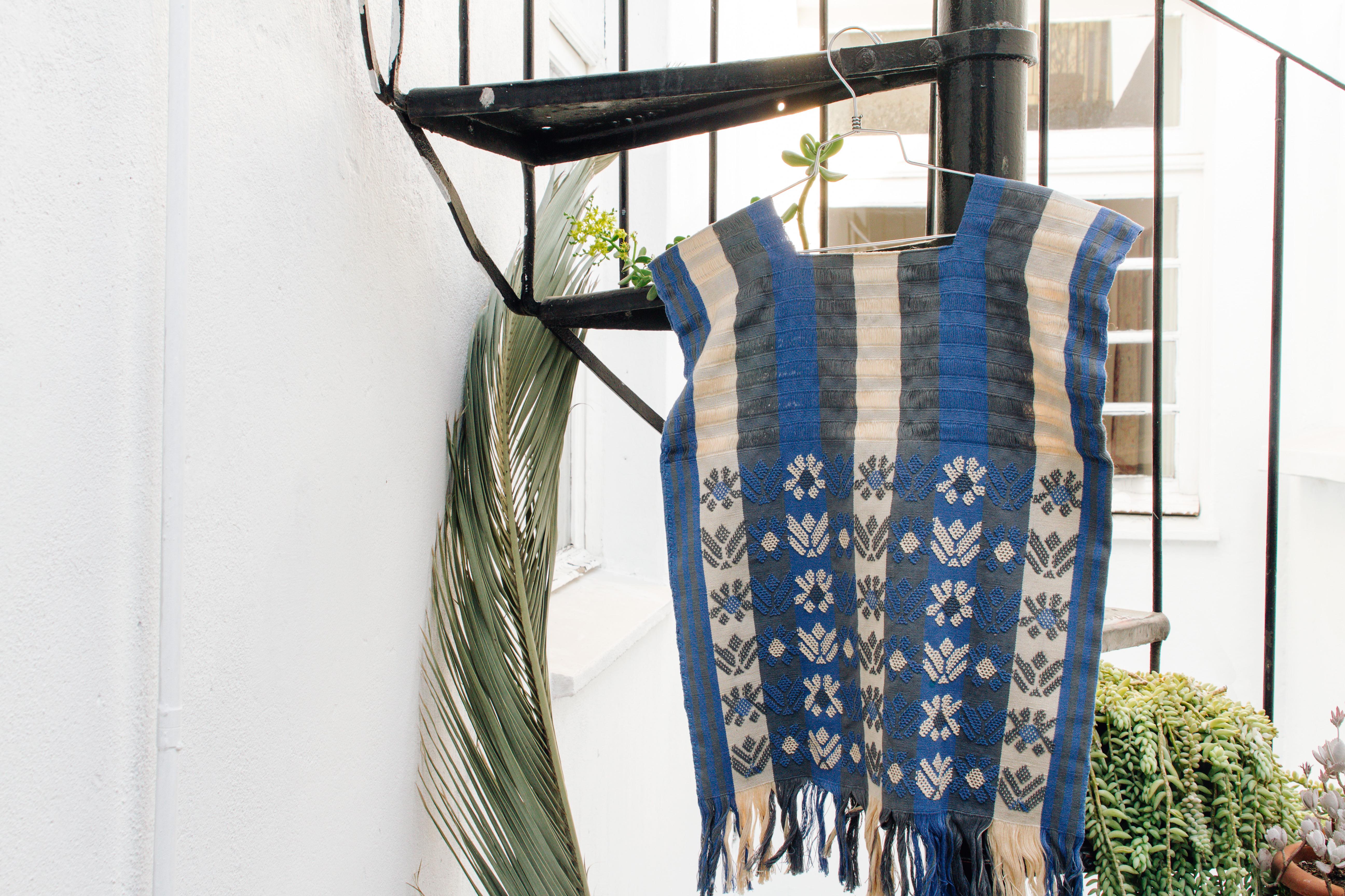 Native mexikanische Chiapas gewebte Bluse für wandhängende Dekoration in Huipilblau (Handgewebt) im Angebot