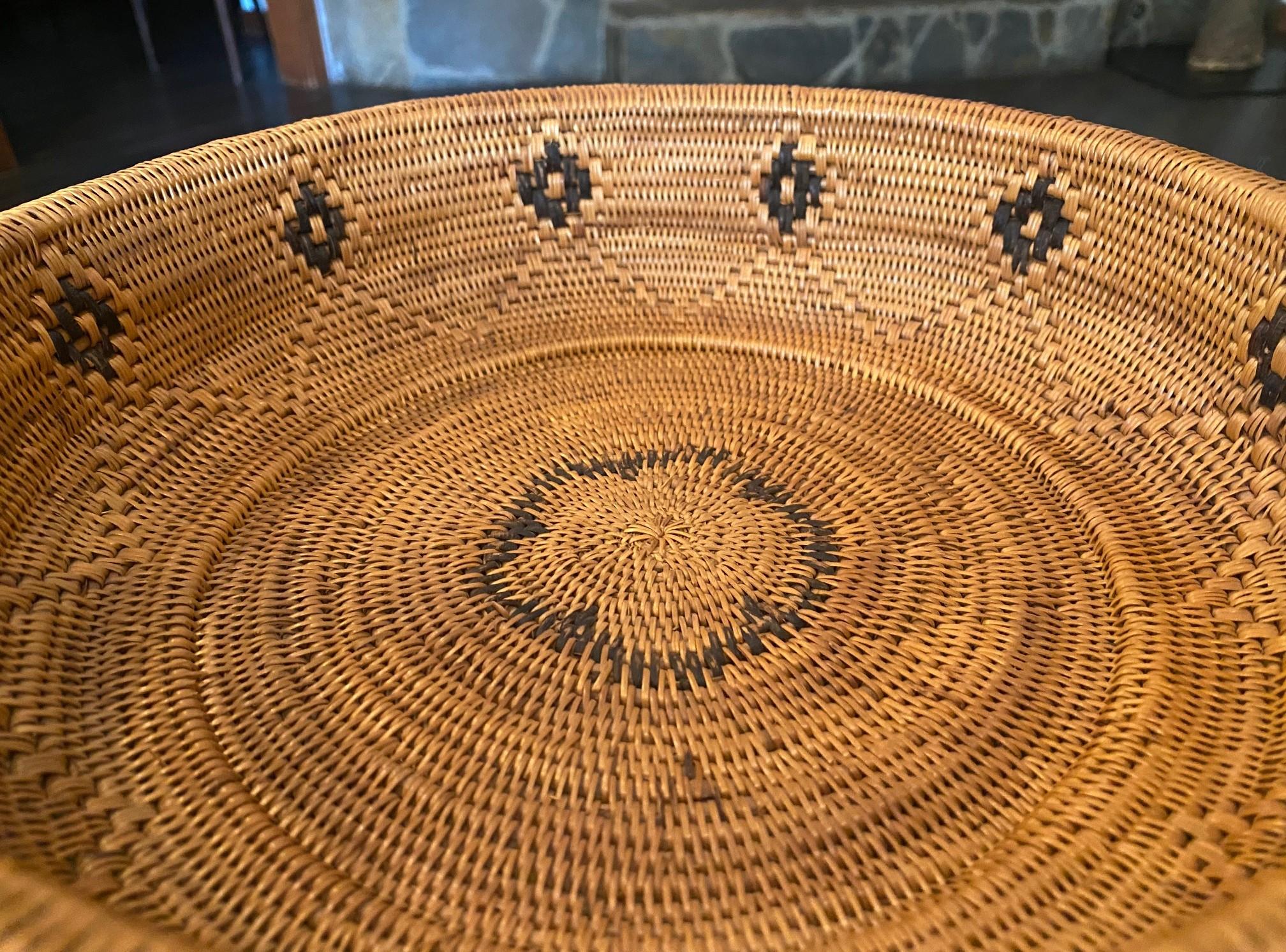 Native North American Indian Indigenous Southwest Navajo or Yokuts Woven Basket For Sale 3