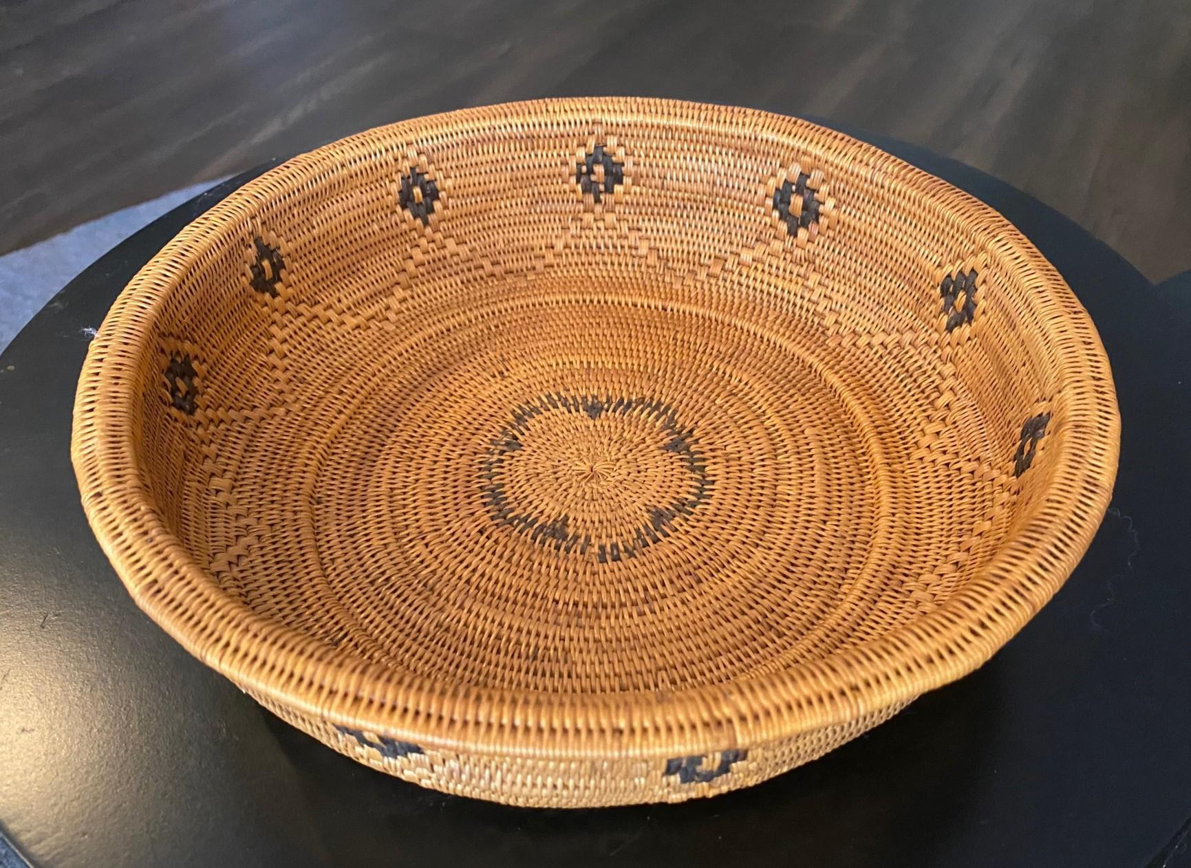A wonderful, beautifully designed/decorated and executed Native North American Indian hand woven oval shaped basket made of natural organic materials/fibers.  The piece is quite a stunning work and in pristine original vintage condition.

We believe