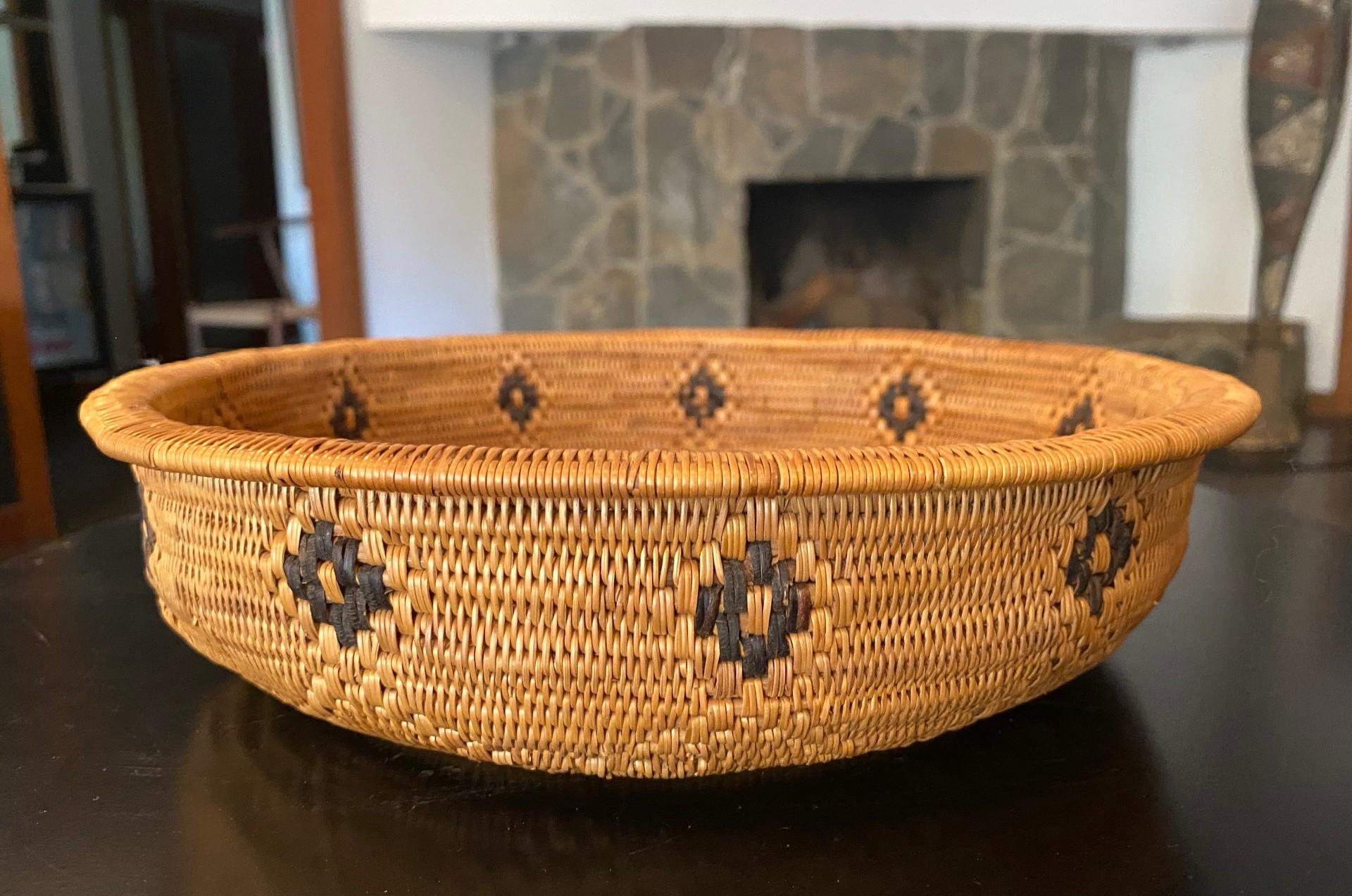 Hand-Woven Native North American Indian Indigenous Southwest Navajo or Yokuts Woven Basket For Sale