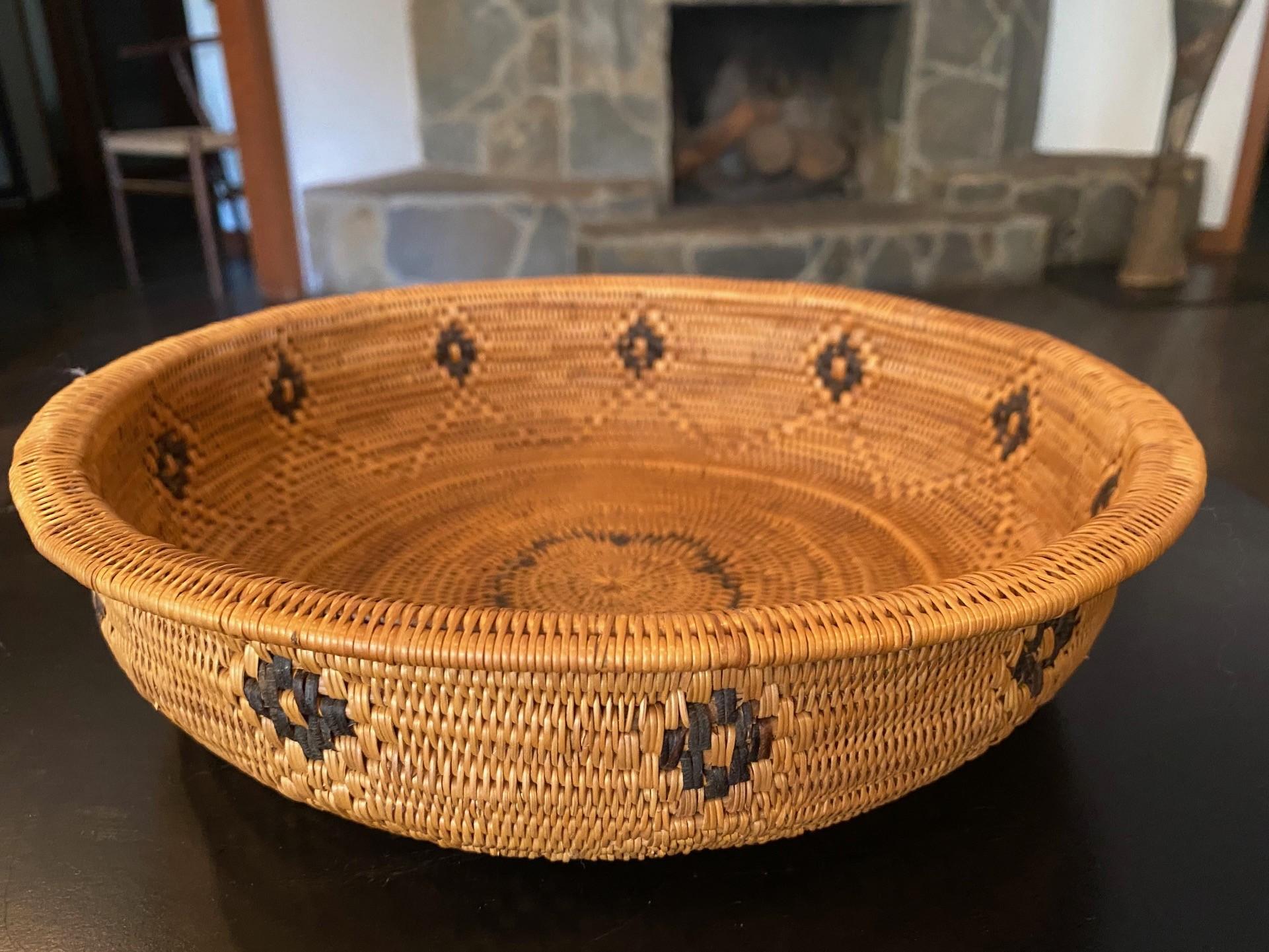 Native North American Indian Indigenous Southwest Navajo or Yokuts Woven Basket In Good Condition For Sale In Studio City, CA