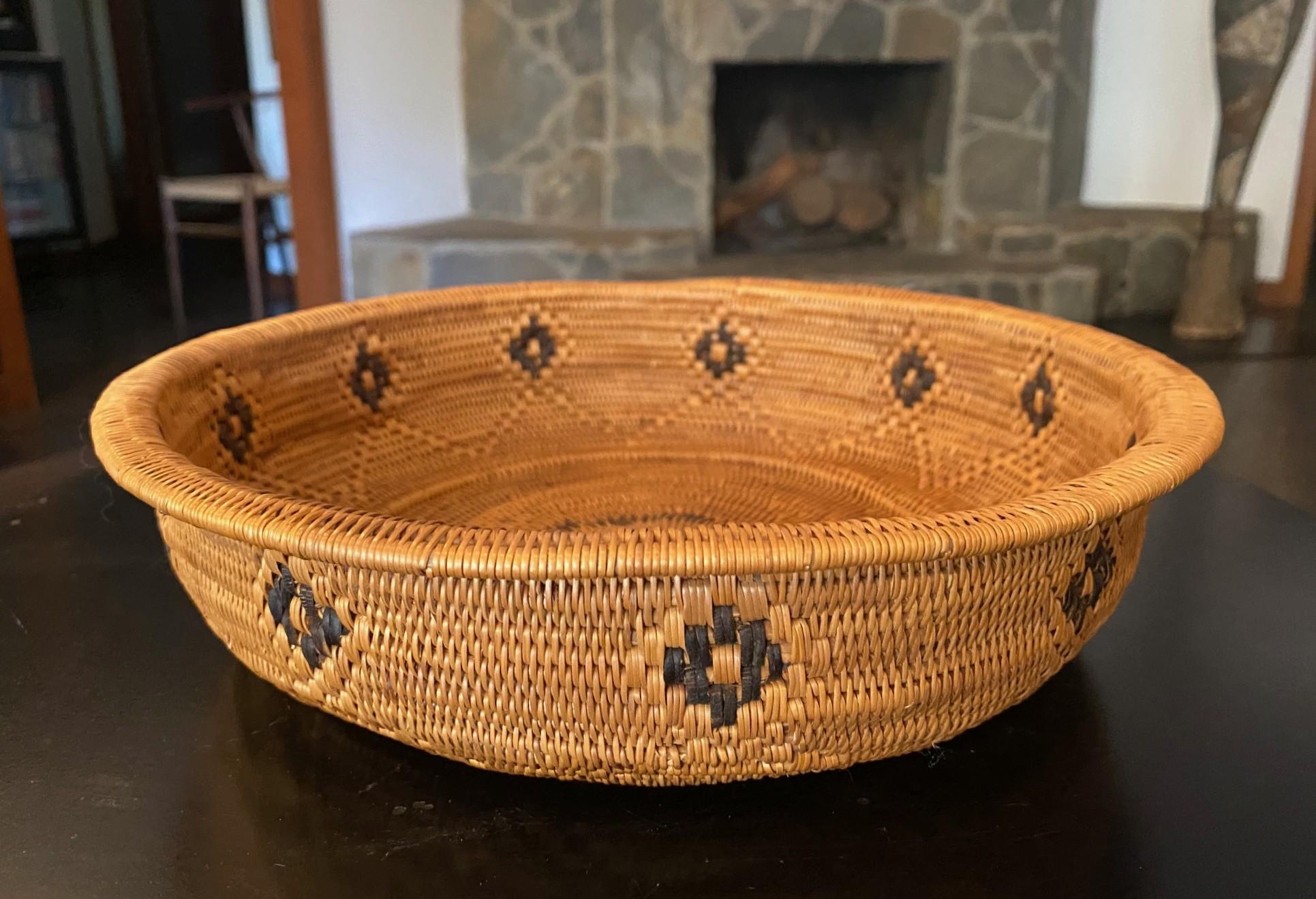 20th Century Native North American Indian Indigenous Southwest Navajo or Yokuts Woven Basket For Sale
