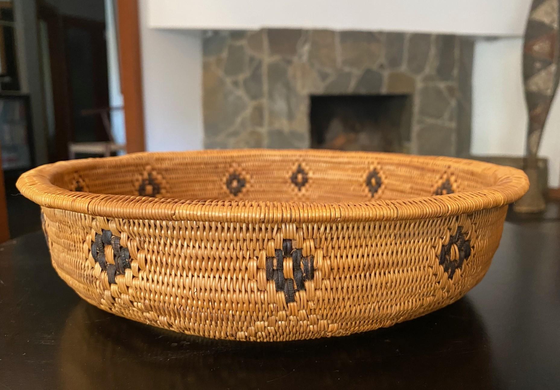 Natural Fiber Native North American Indian Indigenous Southwest Navajo or Yokuts Woven Basket For Sale