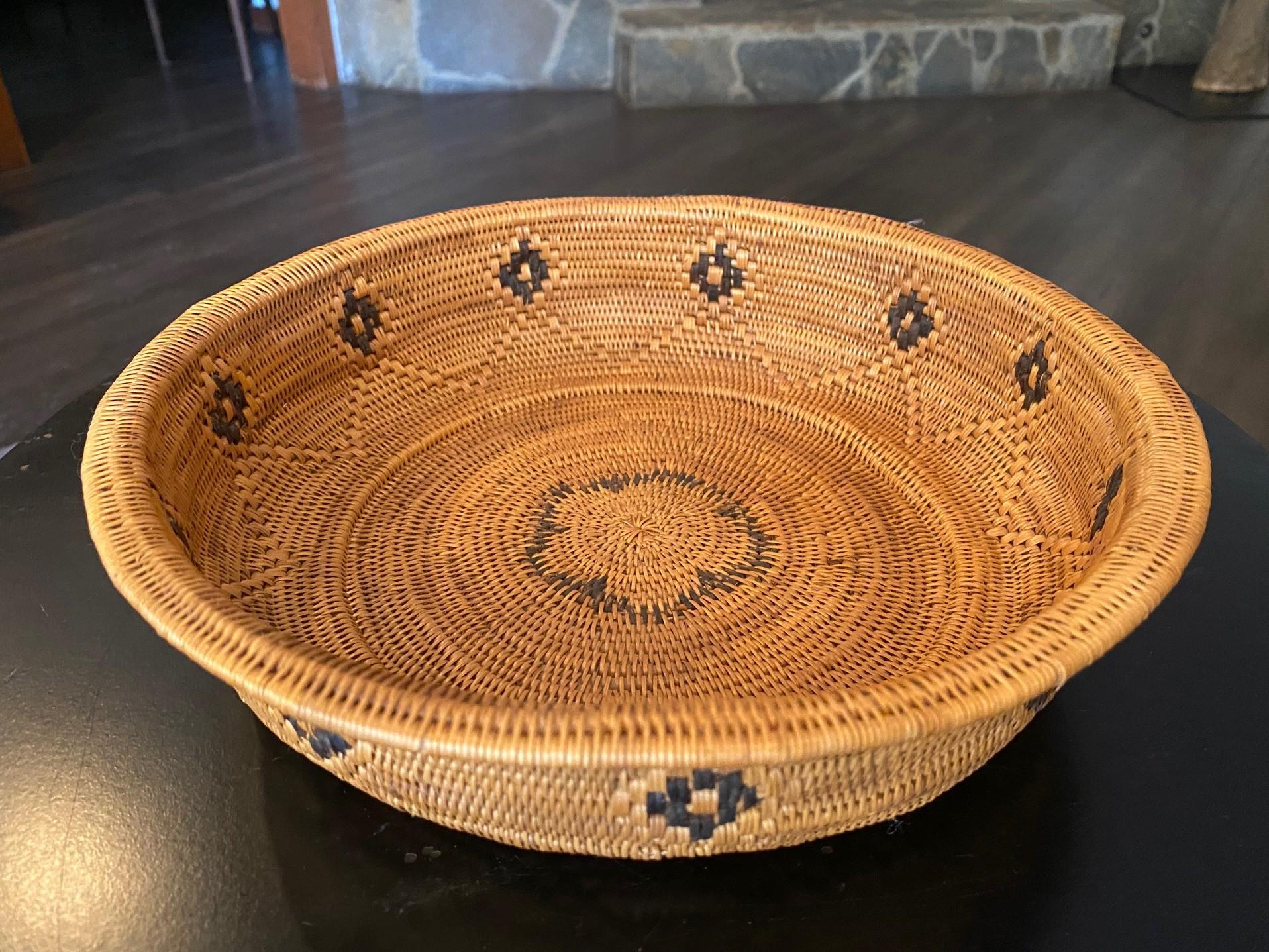 Native North American Indian Indigenous Southwest Navajo or Yokuts Woven Basket For Sale 1