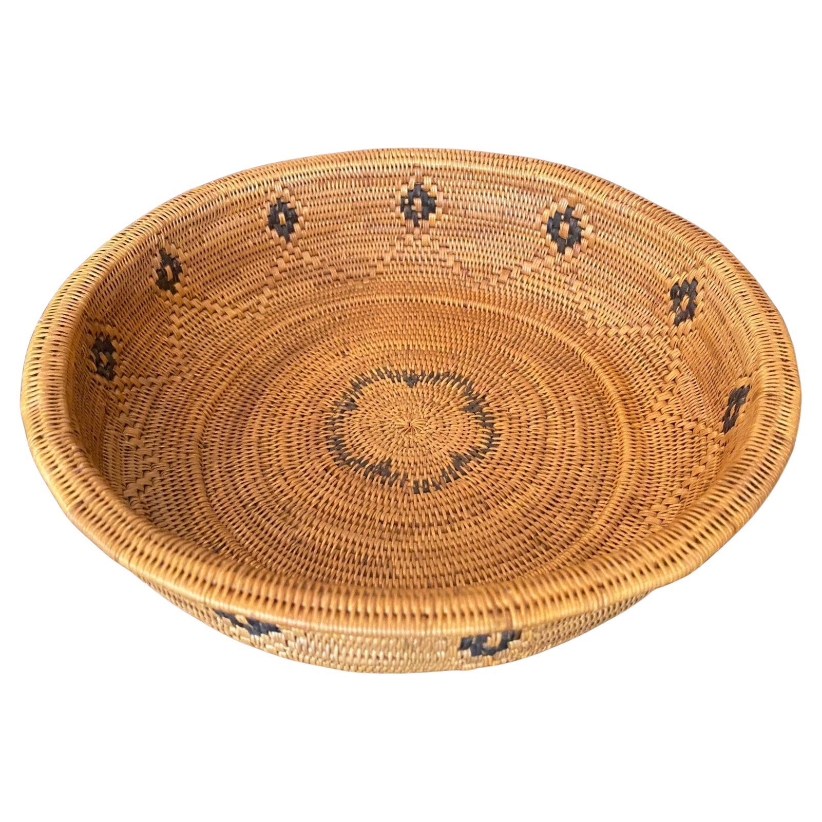 Native North American Indian Indigenous Southwest Navajo or Yokuts Woven Basket For Sale