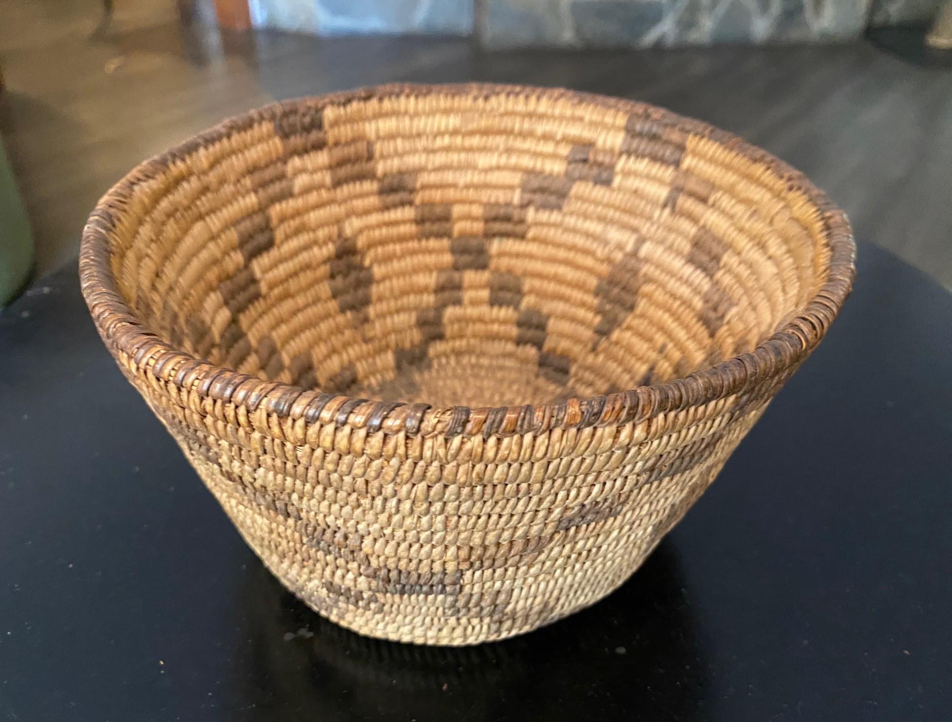 Eingeborener Nordamerikanischer Indianer Indigener Südwesten Pima Geometrischer gewebter Korb (Naturfaser) im Angebot