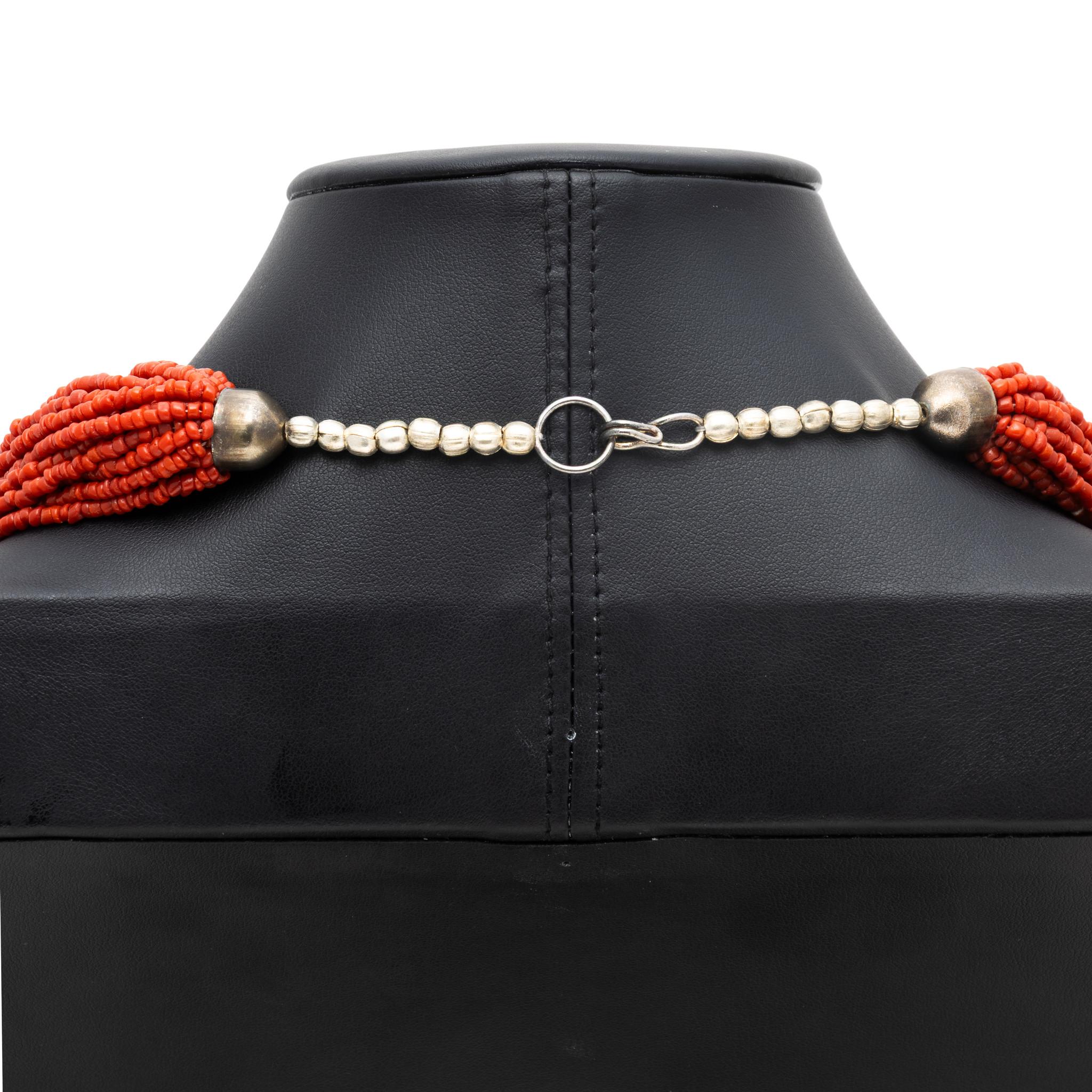 Einheimische Perlenkette mit 30 Strängen aus blutroten Korallen. An einer kleinen Perlenkette aus Sterlingsilber mit Haken- und Ösenverschluss befestigt. Jede Schnur hat winzige Saatperlen. Atemberaubendes Statement-Stück, ideal für formelle