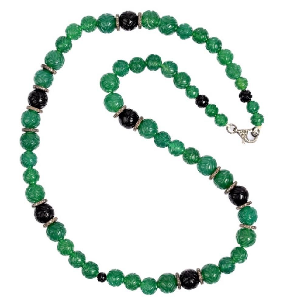 Diese handgefertigte Halskette aus einer Kombination von grünen und schwarzen Onyxperlen ist mit glitzernden Diamanten verziert, die ihr einen Hauch von Eleganz verleihen. Werten Sie Ihre Schmucksammlung noch heute mit diesem einzigartigen Stück