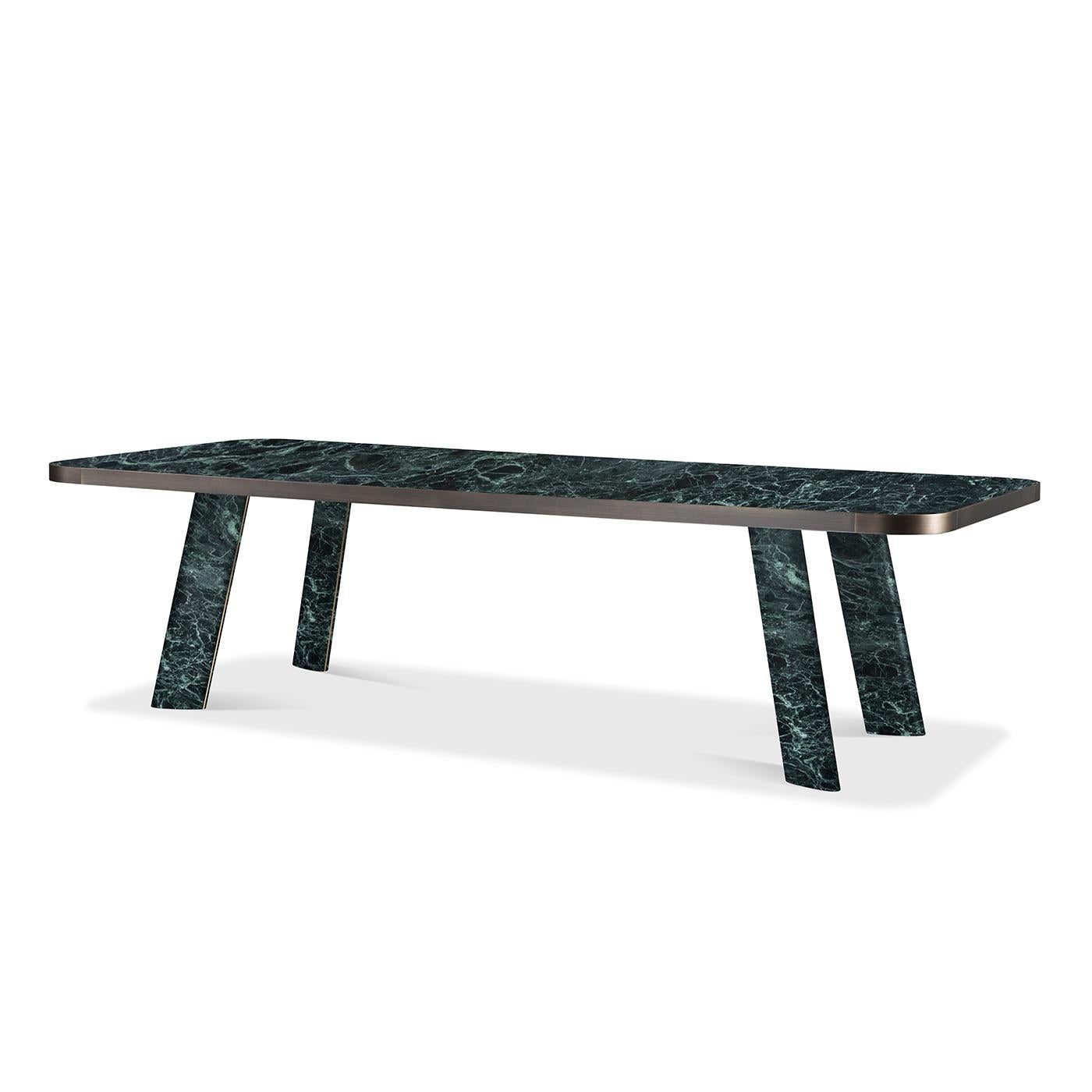 La beauté spontanée du marbre rencontre le charme froid des finitions métalliques dans cette stupéfiante table de salle à manger conçue par Stefano Giovannoni. De majestueux pieds inclinés soutiennent le plateau rectangulaire aux angles lissés, tous