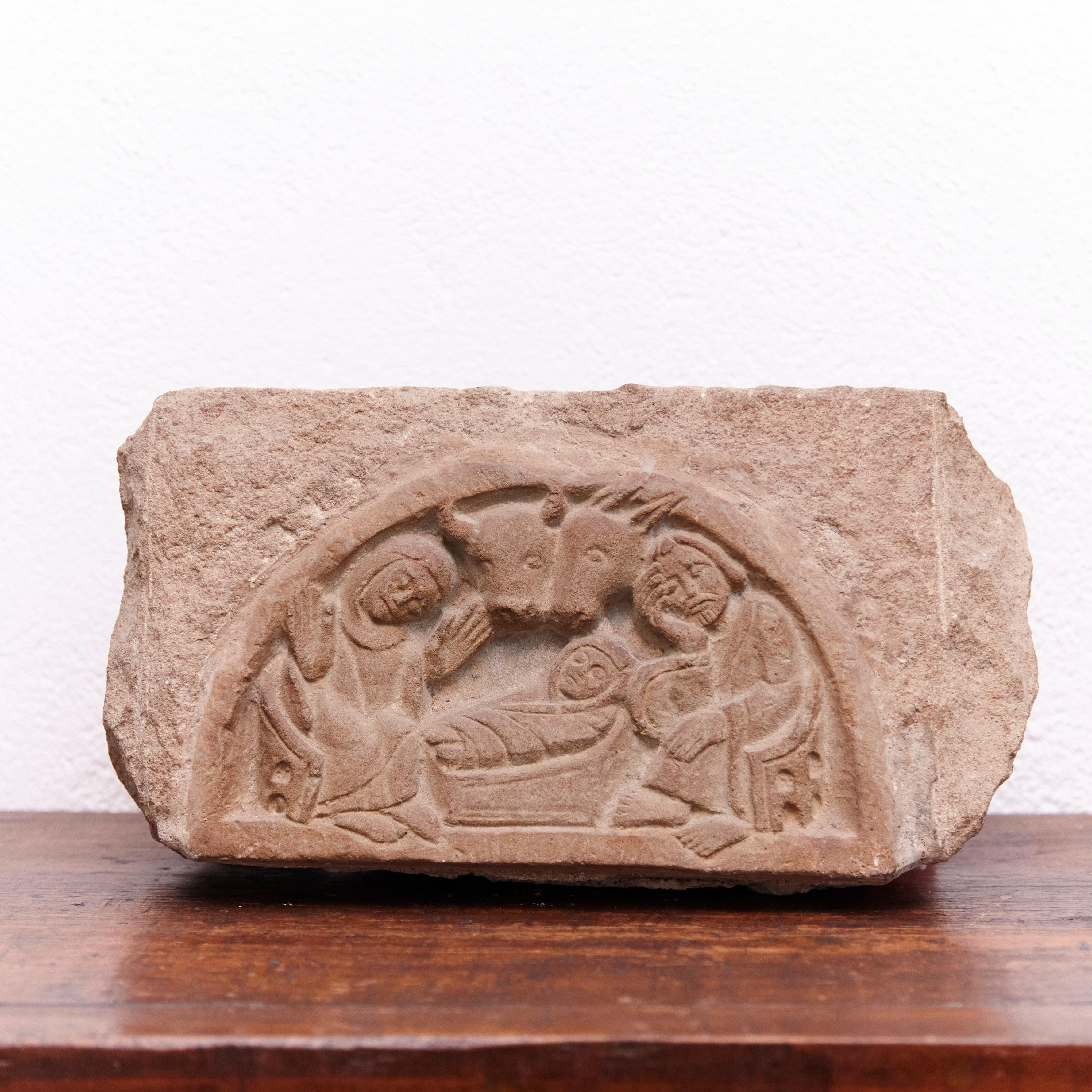 Scultura in pietra con incisione della Natività realizzata da ignoto in Spagna nel 1930 circa  In condizioni originali, con lievi segni di usura dovuti all'età e all'uso.