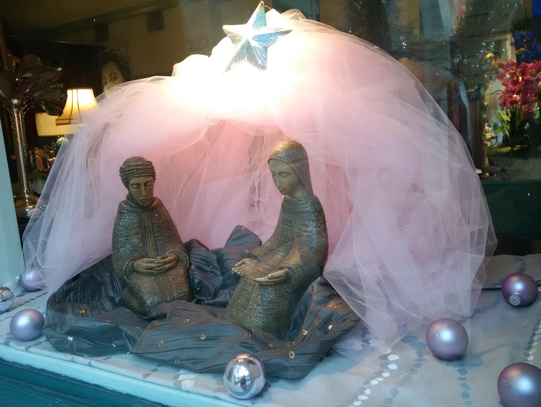 Nativity figures made of contemporary sculpture.
3 figures.
Can be exposed as a nativity crèche with tulle as per photo.