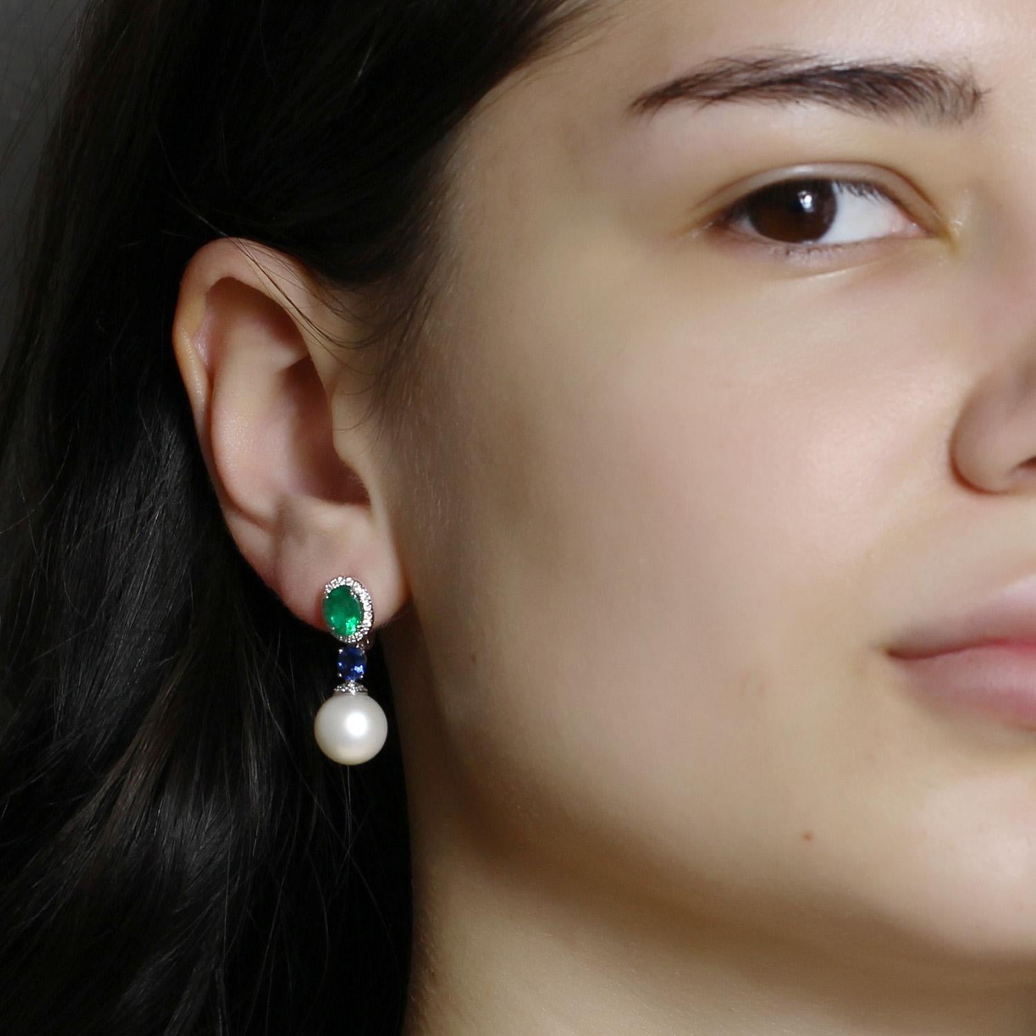 Moderne Rare Emerald Sapphire Tahiti Pearl Lever-Back Three-Stone Gold Earrings en vente