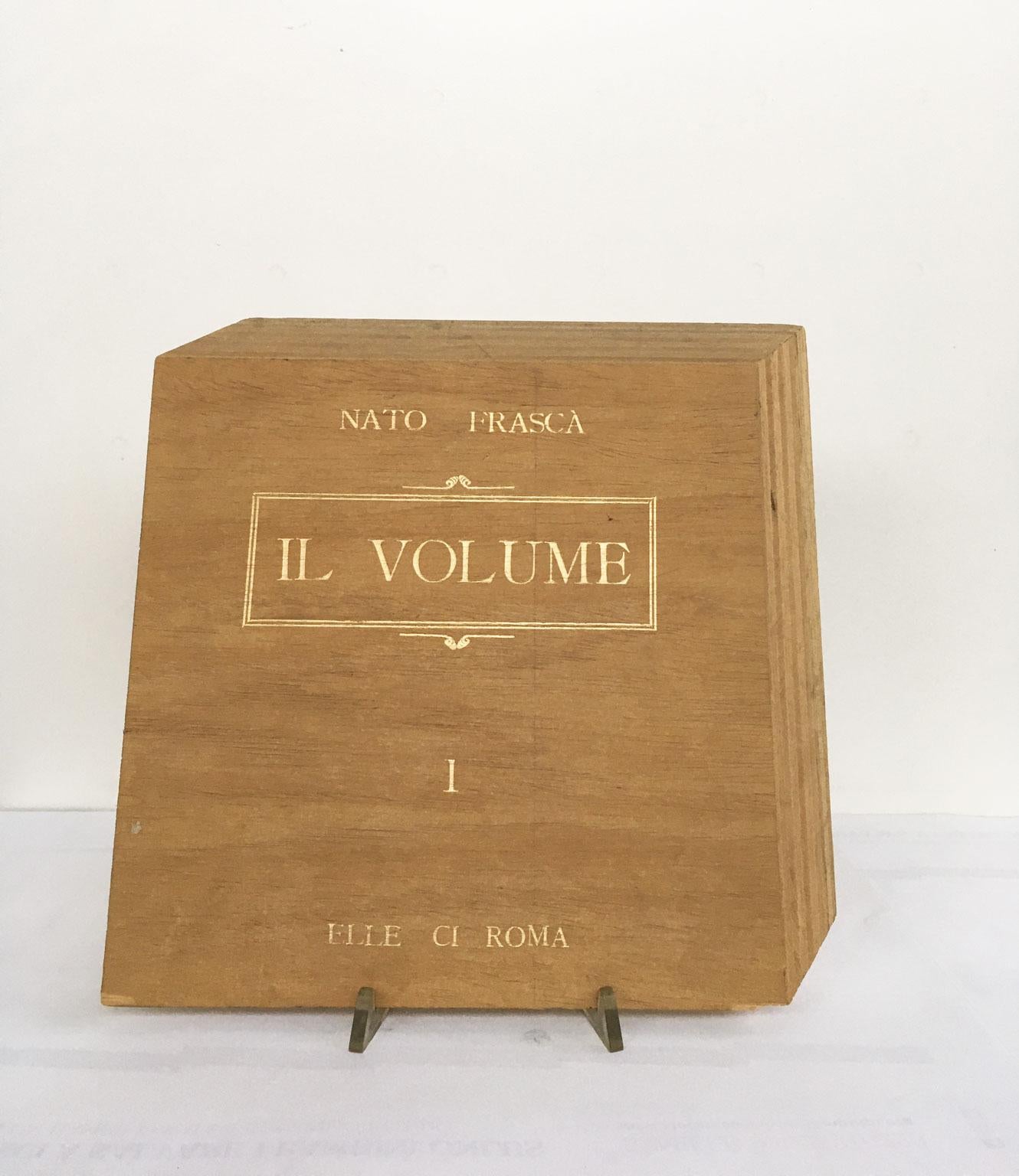 Dieses intensive und fesselnde Kunstwerk wurde von dem italienischen Künstler Nato Frascà geschaffen.
Der Titel lautet "Il Volume", übersetzt "Das Buch". 
Dies ist ein Vielfaches von 50 Exemplaren und dieses Stück wurde aus Holz mit goldenen