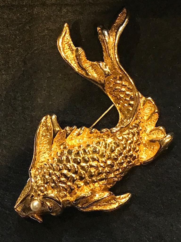 Natori 1980s Large Gold Fish Brooch 6