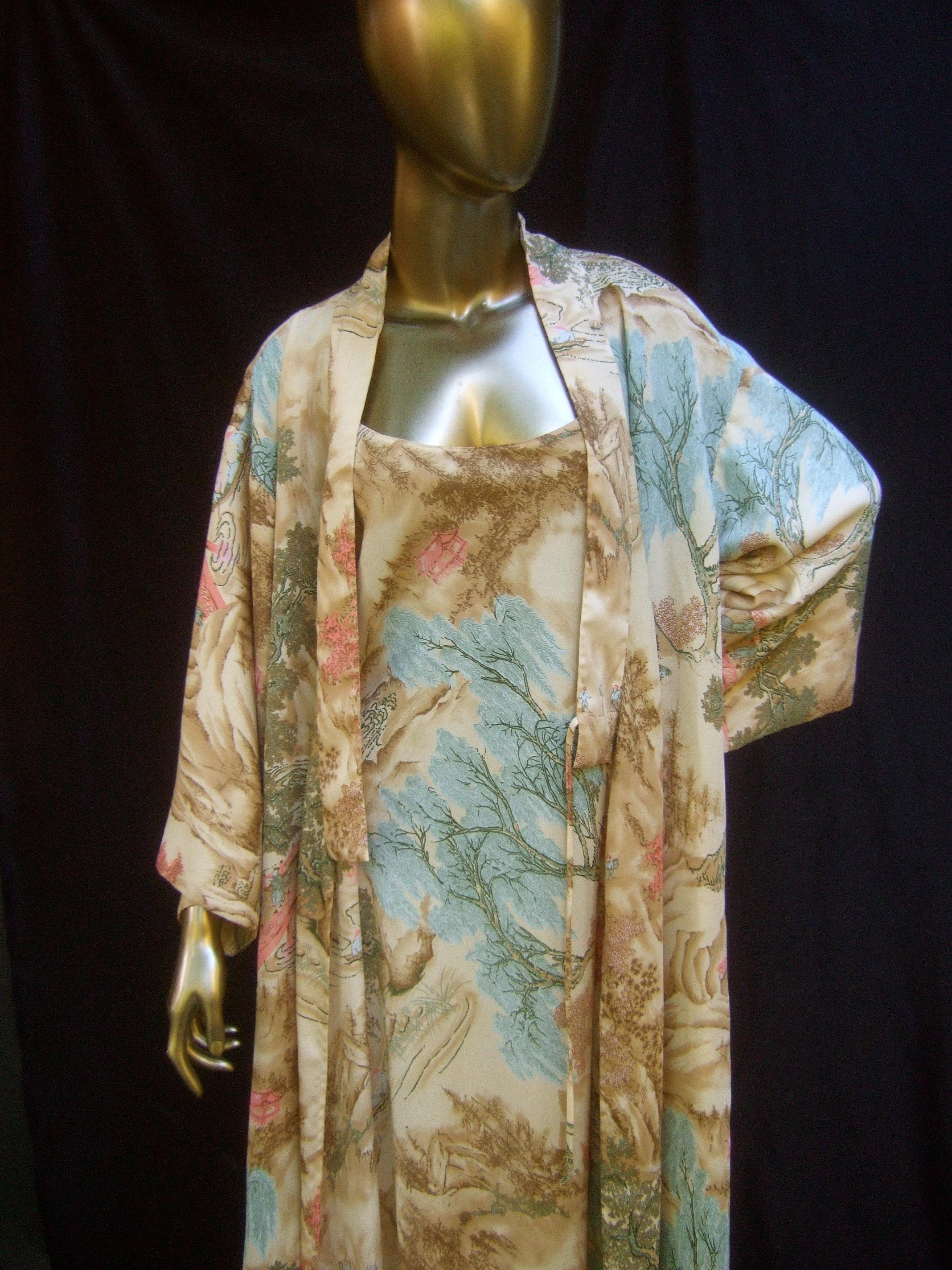 Natori Peignoir Duster Robe & Slip Kleid Ensemble mit asiatischem Druck  ca. 1990er Jahre (Braun) im Angebot