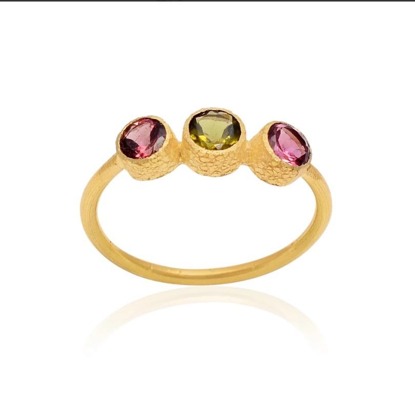 Riporta il colore nel tuo guardaroba con questo anello vibrante e multicolore con una bella gemma di tormalina incastonata in oro giallo 18 carati. Abbinalo a un outfit casual per vestirlo in modo discreto e creare un look di raffinata