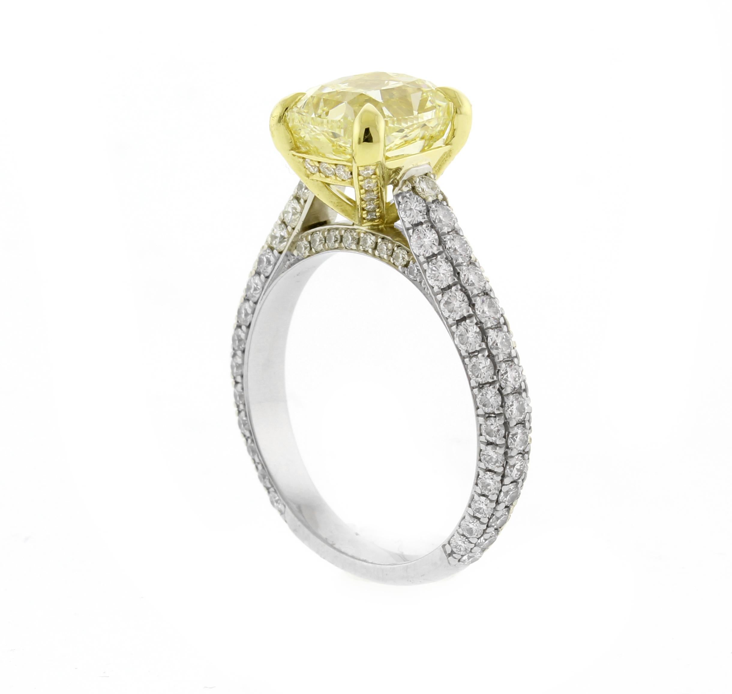 Découvrez l'attrait de ce superbe diamant jaune naturel de taille coussin. Pesant 2,51 carats, le diamant est classé Fancy Light Yellow et de pureté VVS2, mais sa teinte vibrante apparaît encore plus riche. La monture en platine est élégamment ornée