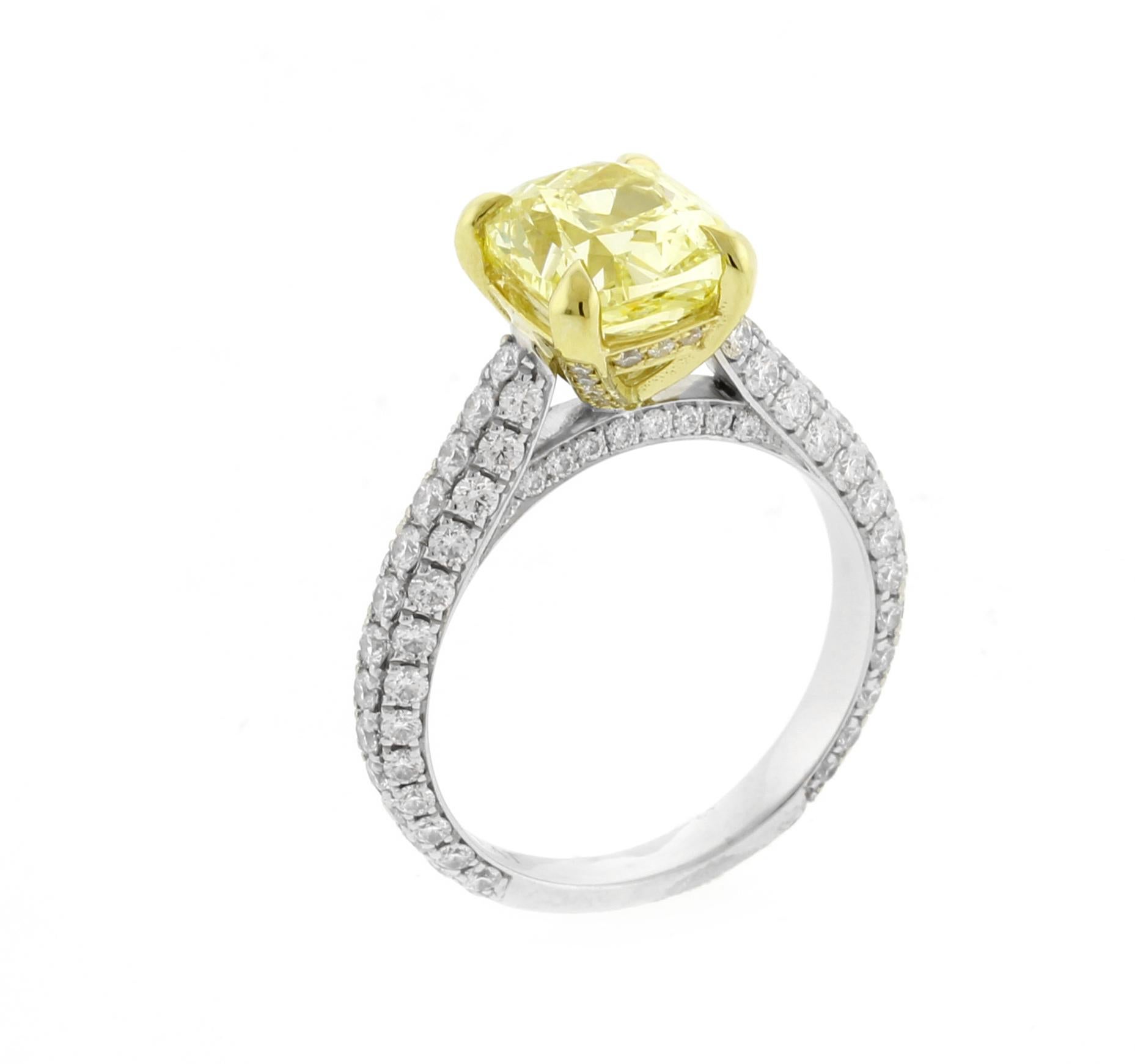 Taille coussin Bague solitaire en diamant jaune naturel à taille coussin en vente