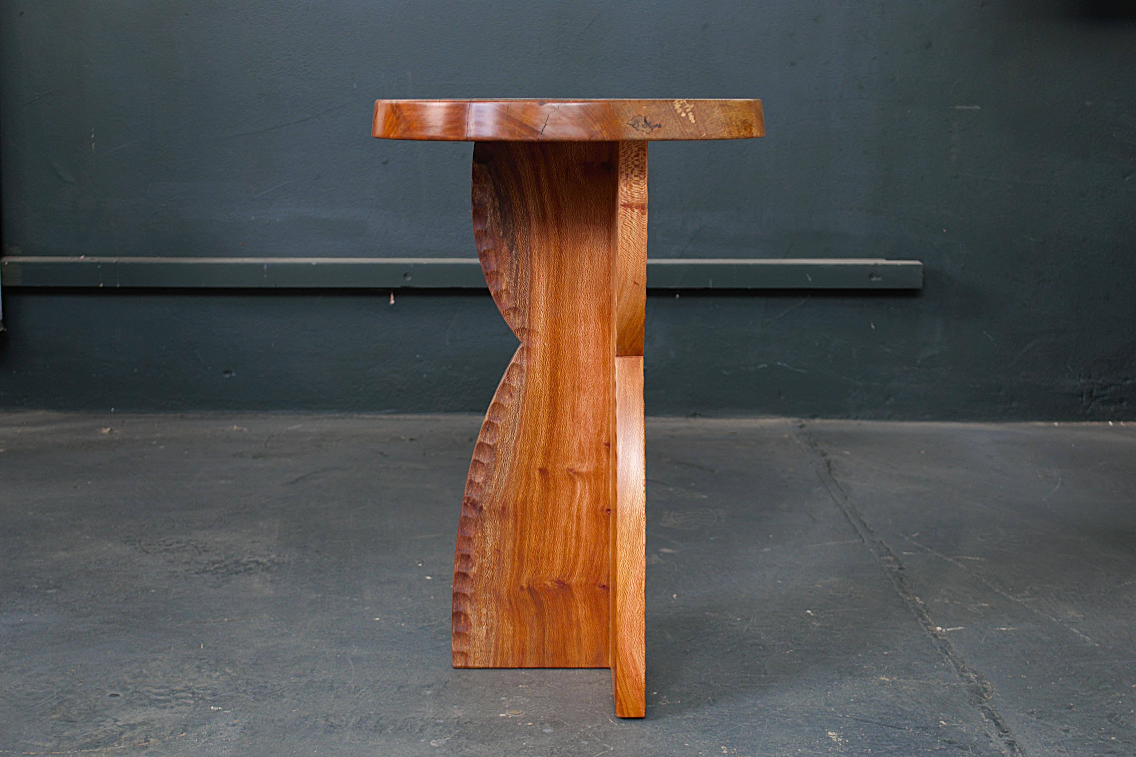 Inspirée d'une table de chevet réalisée pour Natalie, la compagne de James, cette table d'appoint met en valeur le caractère du bois London Plane dans toute sa splendeur. Le plateau de la table est agrémenté de tenons traversants, qui relient les
